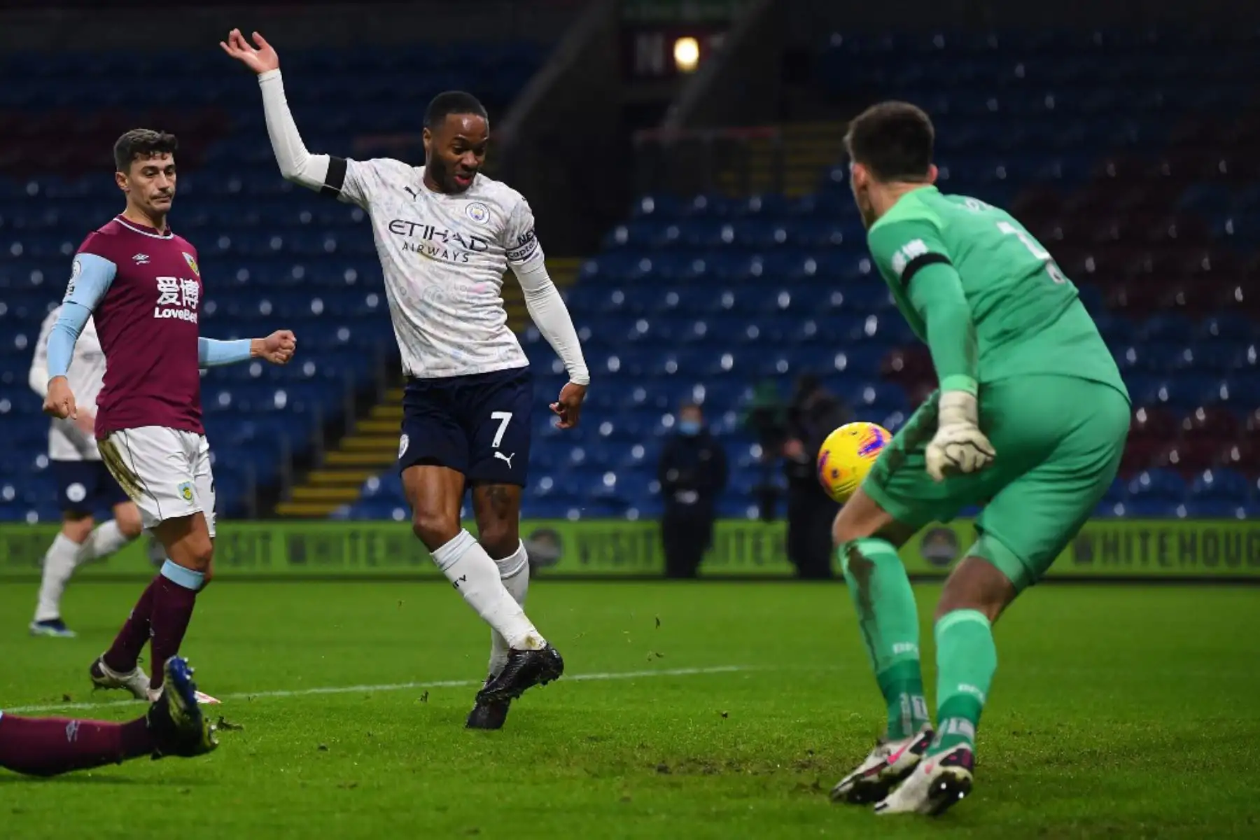 El centrocampista inglés del Manchester City Raheem Sterling (C) anota el segundo gol de su equipo durante el partido de fútbol de la Premier League inglesa entre Burnley y Manchester City en Turf Moor en Burnley, noroeste de Inglaterra.

Foto:AFP