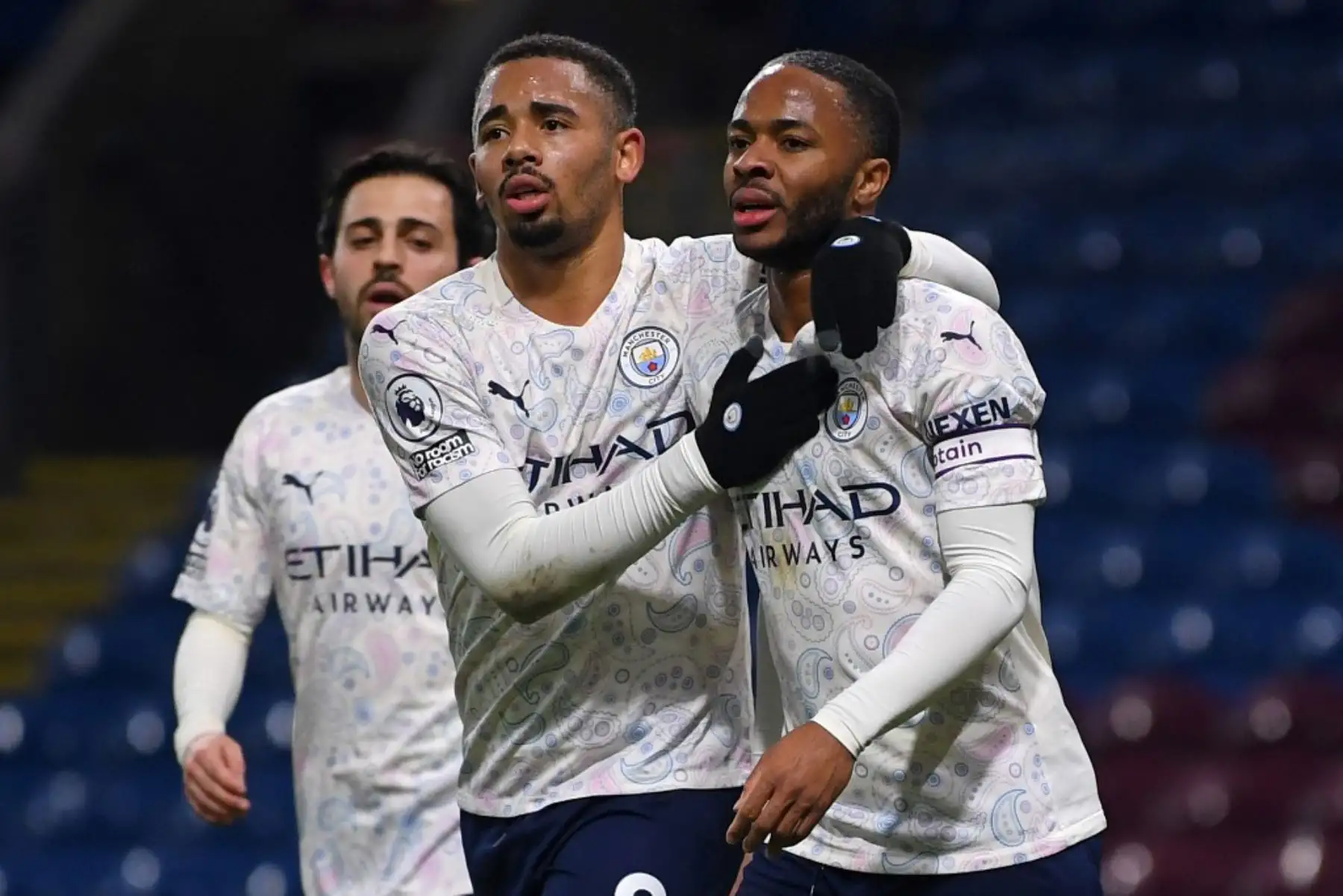 El centrocampista inglés del Manchester City Raheem Sterling (R) celebra anotar el segundo gol de su equipo con el delantero brasileño del Manchester City Gabriel Jesus (C) durante el partido de fútbol de la Premier League inglesa entre Burnley y Manchester City en Turf Moor en Burnley, noroeste de Inglaterra.

Foto:AFP