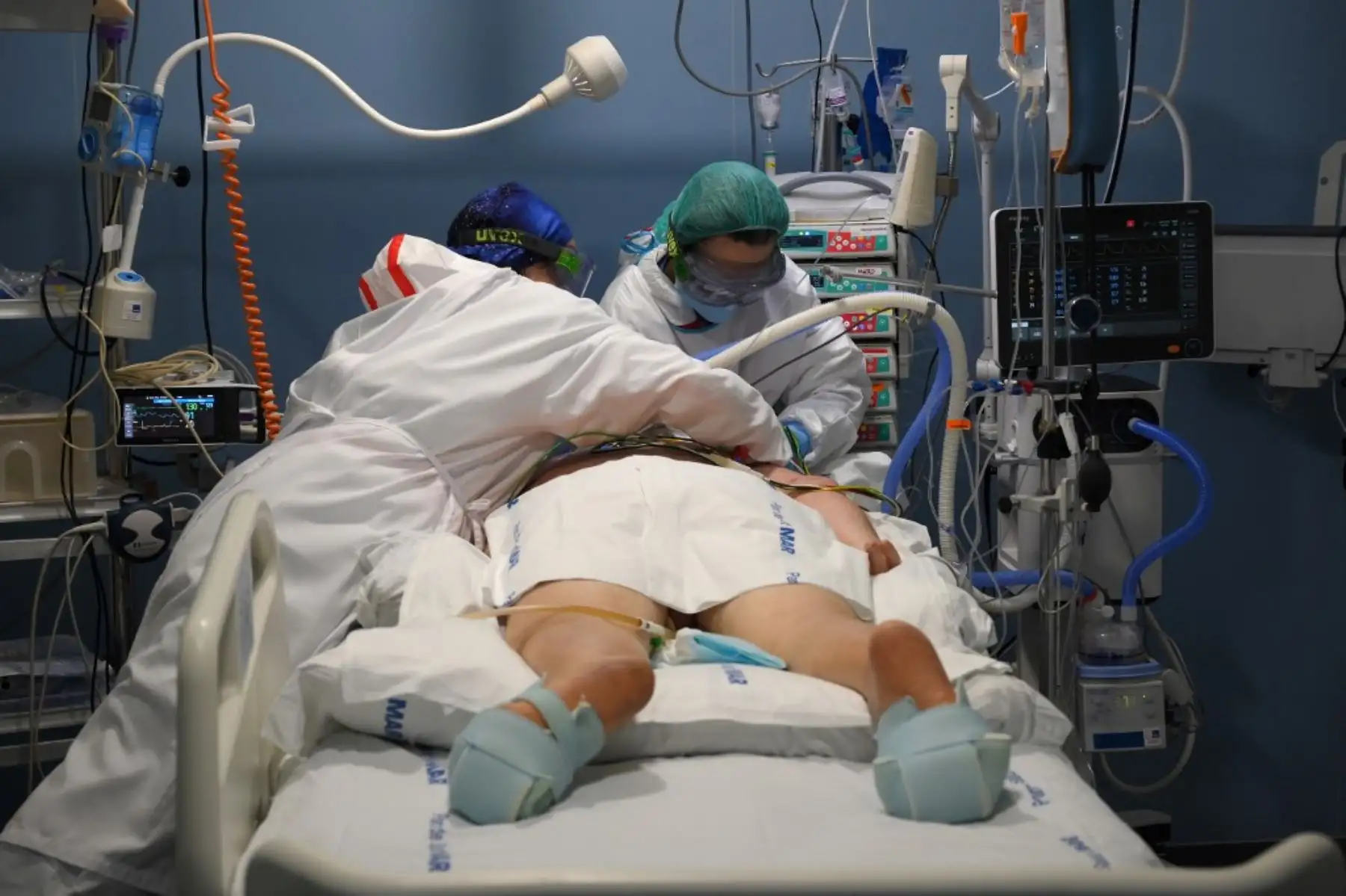 Los trabajadores sanitarios atienden a un paciente en la Unidad de Cuidados Intensivos (UCI) Covid-19 del Hospital Del Mar de Barcelona. Foto: AFP