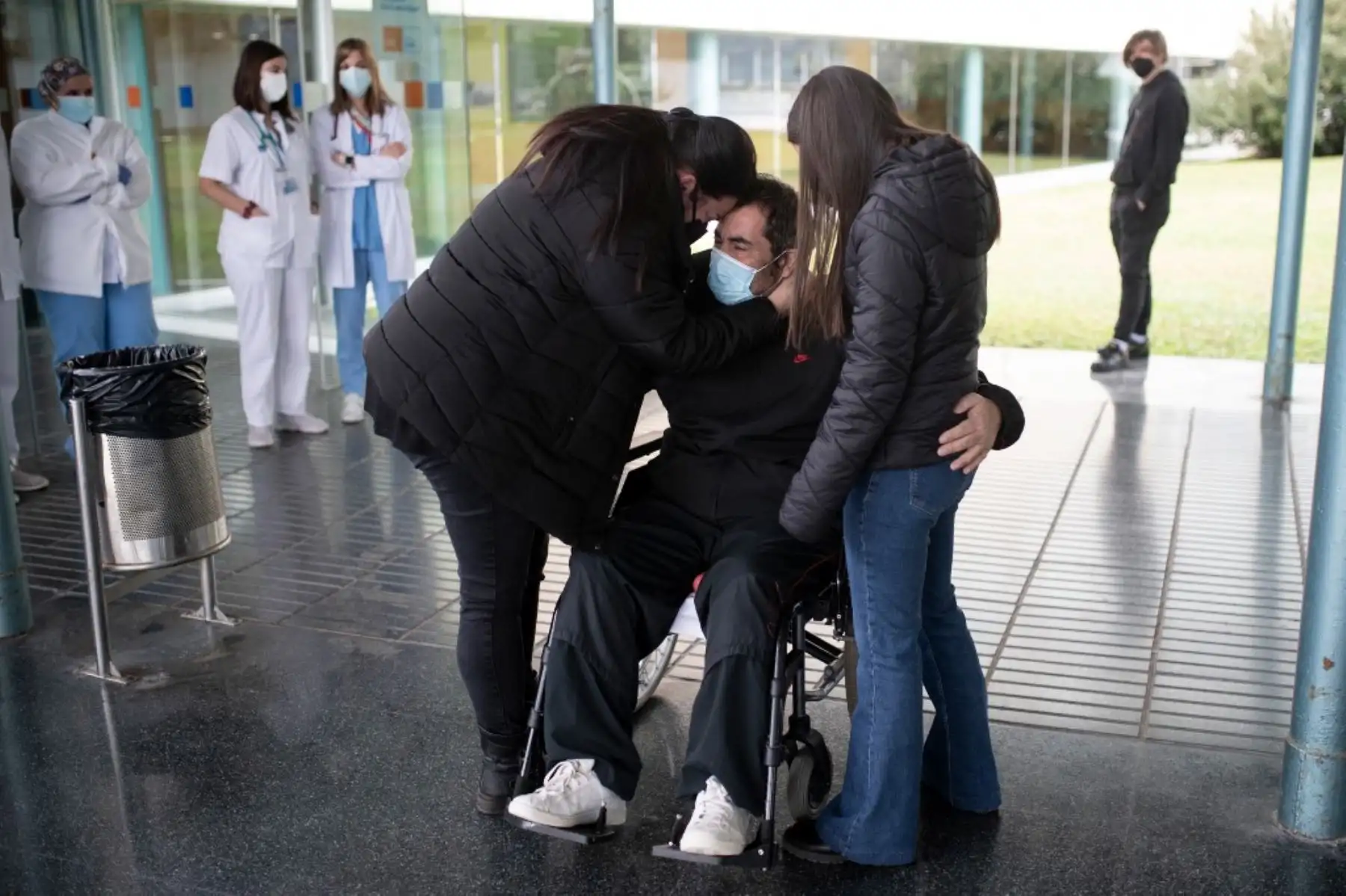 Trabajadores sanitarios acompañan a Carlos, de 52 años, enfermo de Covid-19, cuando conoce a su mujer e hija por primera vez tras su ingreso hace tres meses y una semana después de salir de la Unidad de Cuidados Intensivos (UCI) del Hospital Del Mar de Barcelona. Foto: AFP