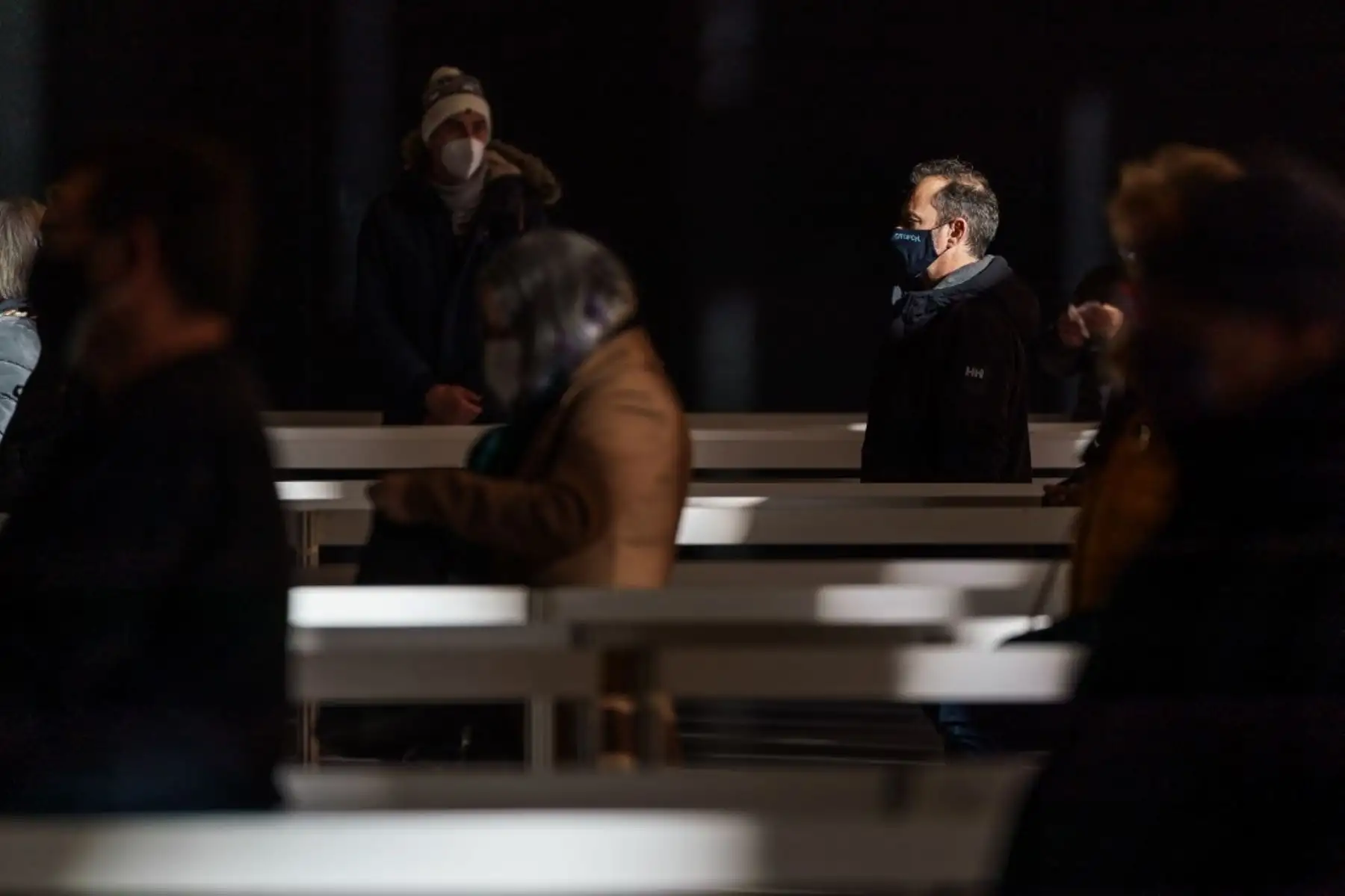 Los residentes hacen cola para someterse a pruebas rápidas de antígenos para el coronavirus durante una prueba de detección masiva para evaluar al 100 por ciento de la población de la ciudad de León, en el norte de España. Foto: AFP