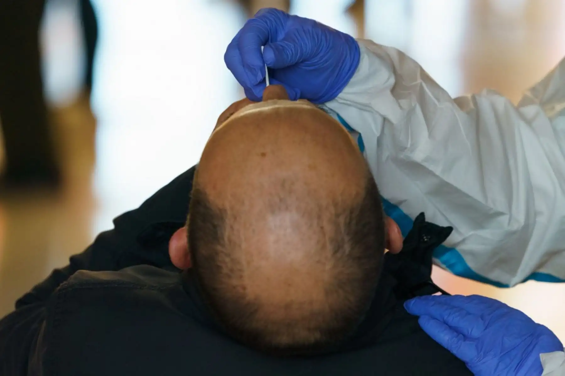 Un trabajador de la salud toma una muestra de hisopo para realizar una prueba rápida de antígeno para el coronavirus durante una detección masiva para analizar al 100 por ciento de la población de la ciudad de León, en el norte de España. Foto: AFP