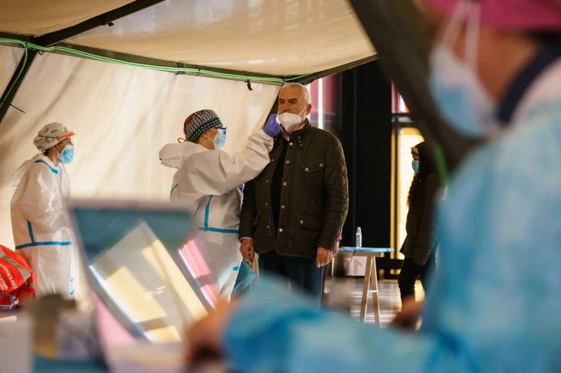 Un trabajador de la salud toma una muestra de hisopo para realizar una prueba rápida de antígeno para el coronavirus durante una detección masiva para analizar al 100 por ciento de la población de la ciudad de León, en el norte de España. Foto: AFP