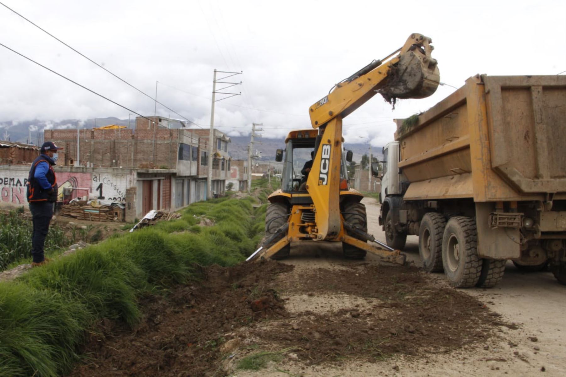 Con ayuda de maquinaria pesada, se ejecutan trabajos de descolmatación en cuatro puntos críticos del distrito de Chilca. Foto: ANDINA/Difusión