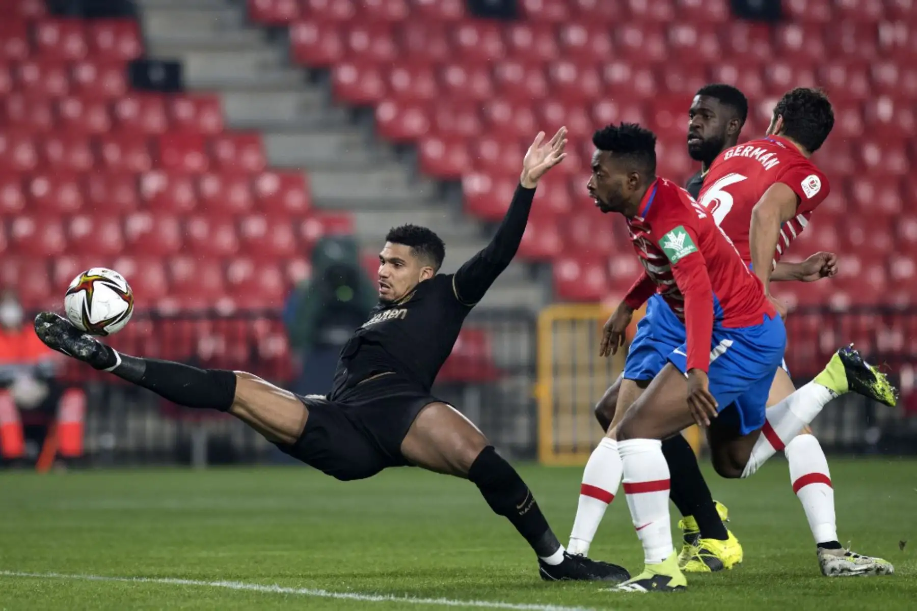 El defensa uruguayo del Barcelona Ronald Araujo (L) desafía al mediocampista camerunés del Granada Yan Brice Eteki durante los cuartos de final de la Copa del Rey de España entre el Granada FC y el FC Barcelona en el estadio Nuevo Los Cármenes de Granada.

Foto: AFP