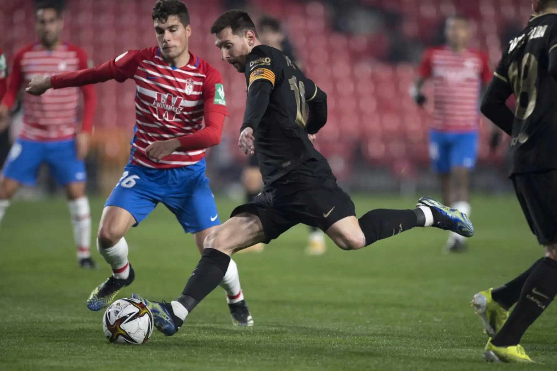 El centrocampista español del Granada Alberto Soro (I) desafía al delantero argentino del Barcelona Lionel Messi durante los cuartos de final de la Copa del Rey de España entre el Granada FC y el FC Barcelona en el estadio Nuevo Los Cármenes de Granada.

Foto: AFP