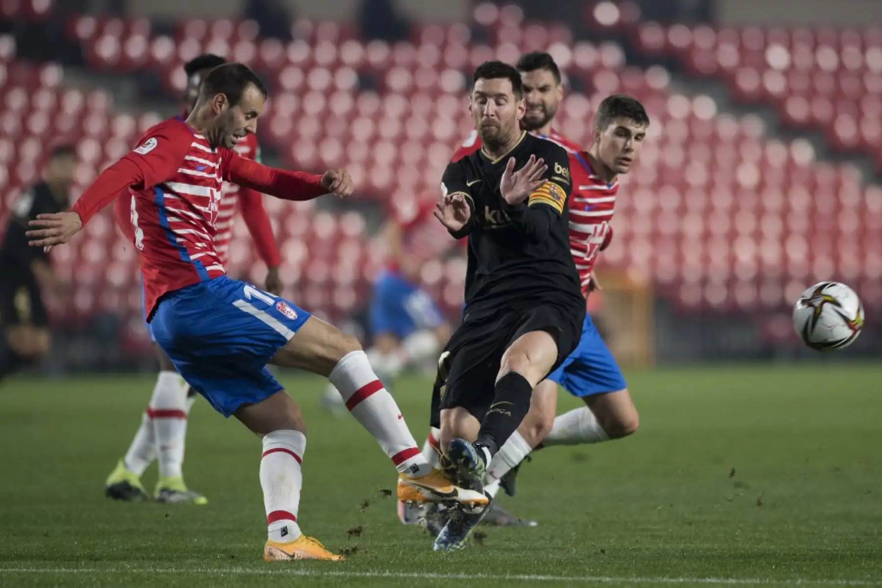 El defensa español del Granada Víctor Díaz (izq.) Desafía al delantero argentino del Barcelona Lionel Messi durante el partido de cuartos de final de la Copa del Rey entre el Granada FC y el FC Barcelona en el estadio Nuevo Los Cármenes de Granada.

Foto: AFP