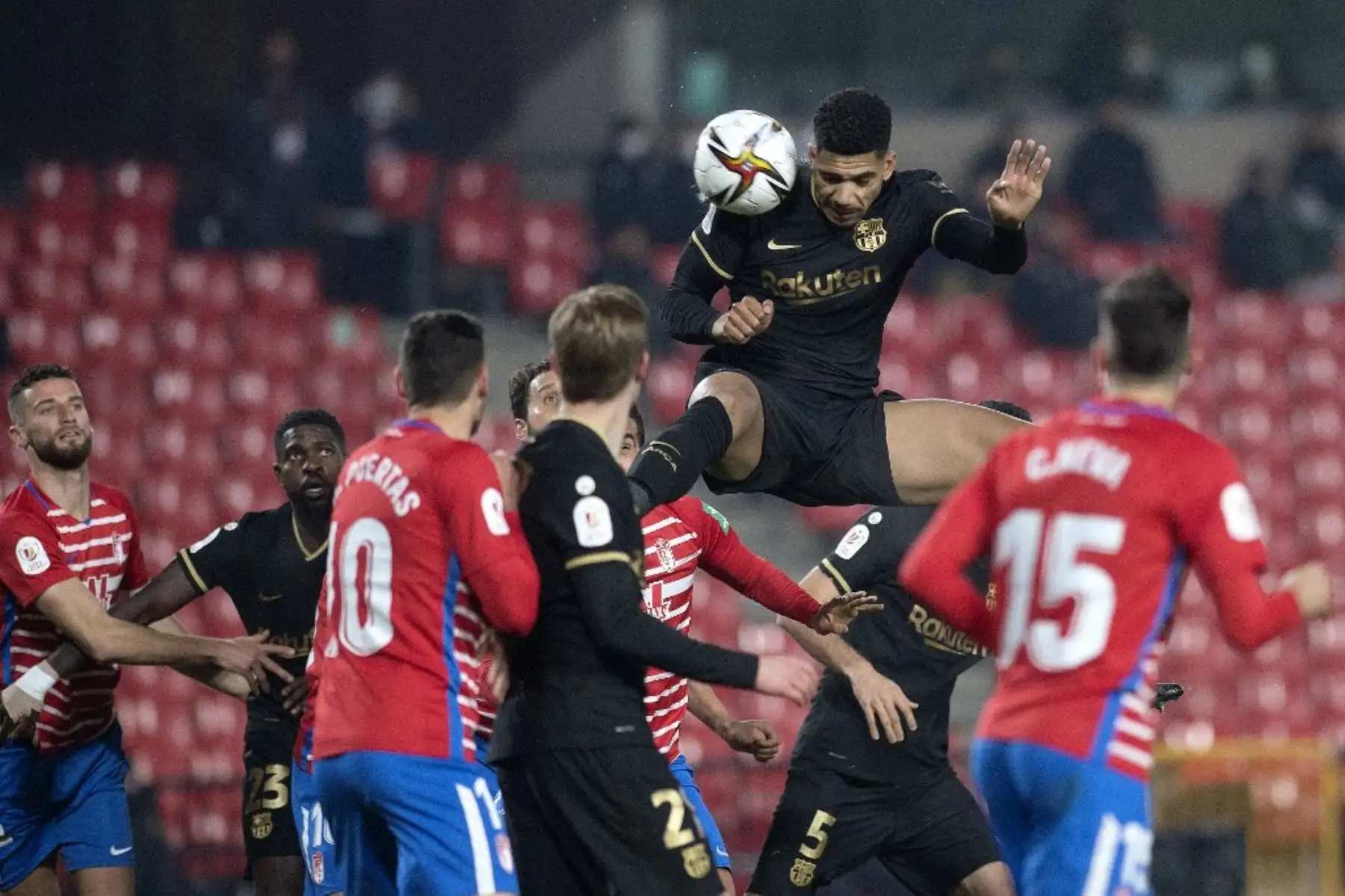 El defensor uruguayo de Barcelona Ronald Araujo (C) dirige el balón durante los cuartos de final de la Copa del Rey de España entre el Granada FC y el FC Barcelona en el estadio Nuevo Los Cármenes de Granada el 3 de febrero de 2021. Foto: AFP