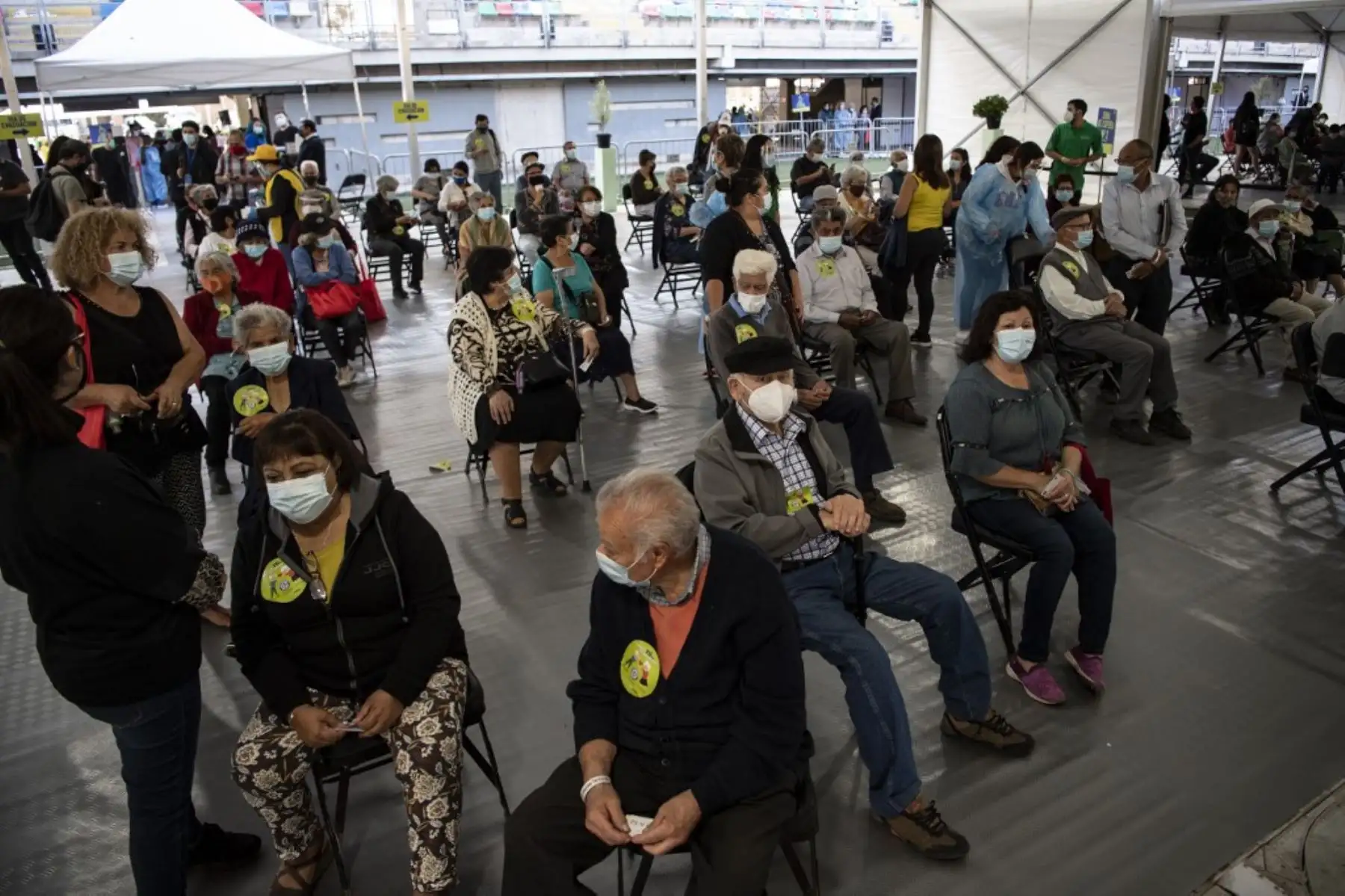 Ancianos esperan su turno para recibir una dosis de la vacuna Sinovac CoronaVac de China en un centro de vacunación montado en el Estadio Bicentenario de Santiago, mientras comienza una campaña masiva de vacunación contra el nuevo coronavirus, covid-19, en Chile. Foto: AFP