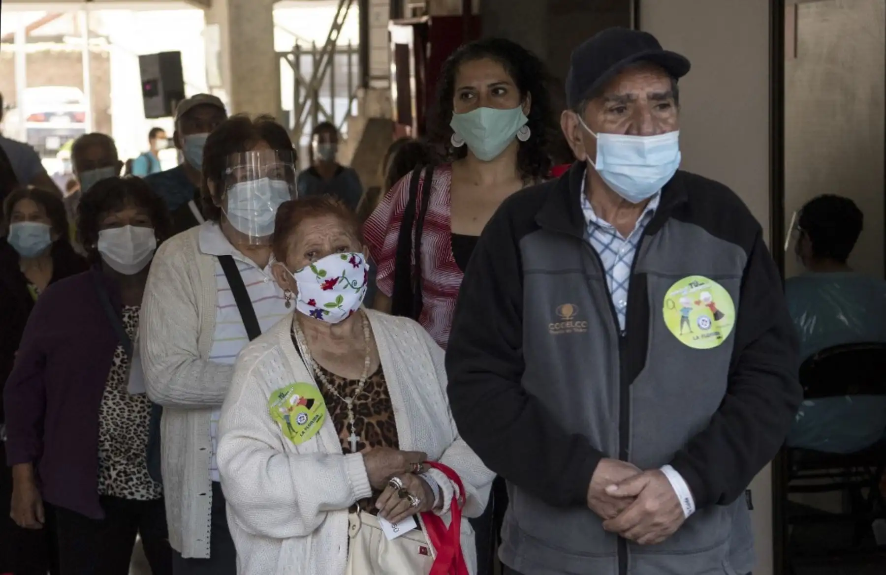 Ancianos hacen cola para recibir una dosis de la vacuna Sinovac CoronaVac de China en un centro de vacunación montado en el Estadio Bicentenario de Santiago, mientras comienza una campaña masiva de vacunación contra el nuevo coronavirus, covid-19, en Chile, el 3 de febrero de 2021. Foto: AFP