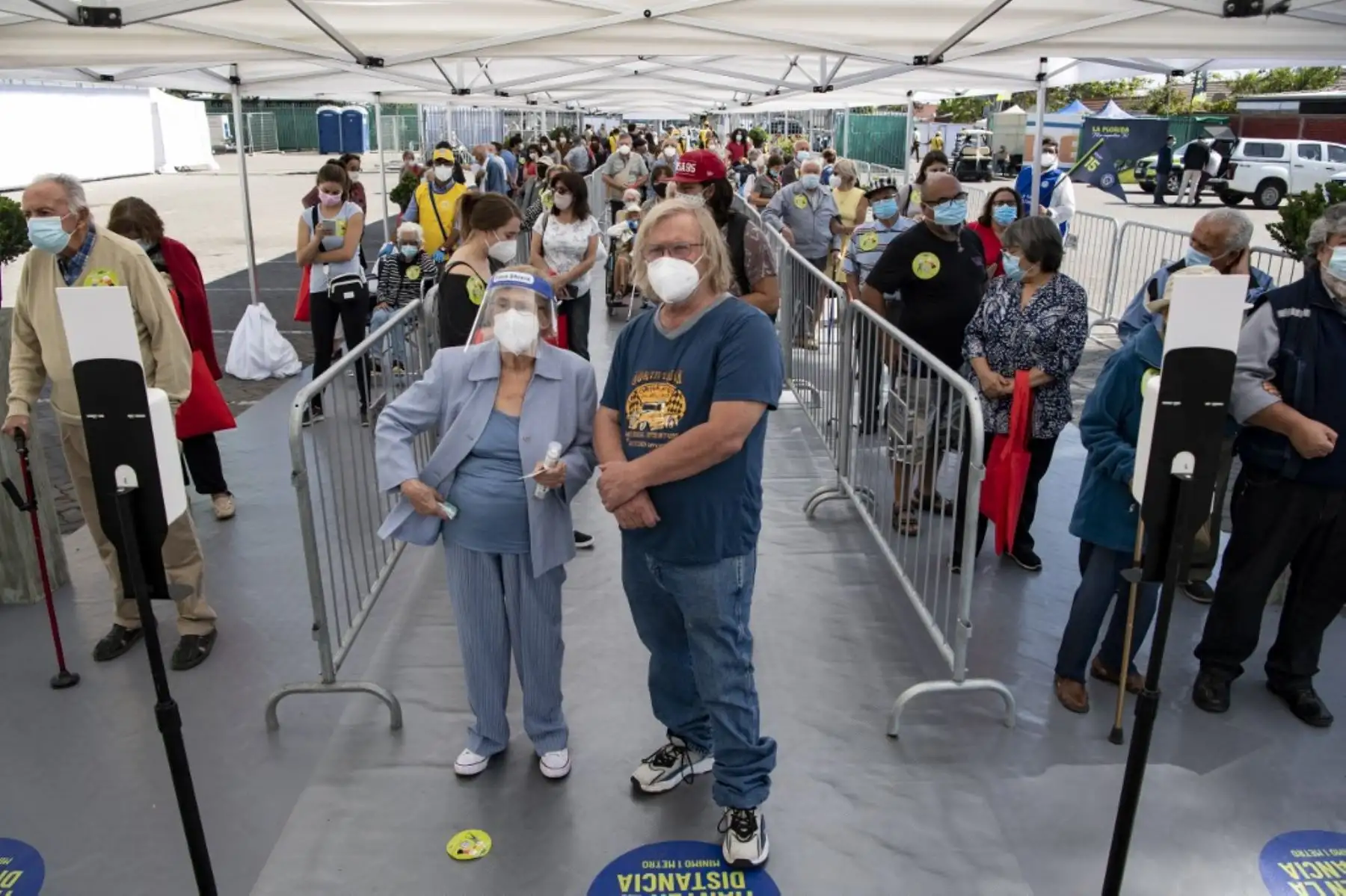 Ancianos hacen cola para recibir una dosis de la vacuna Sinovac CoronaVac de China en un centro de vacunación montado en el Estadio Bicentenario de Santiago, mientras comienza una campaña masiva de vacunación contra el nuevo coronavirus, covid-19, en Chile, el 3 de febrero de 2021. Foto: AFP