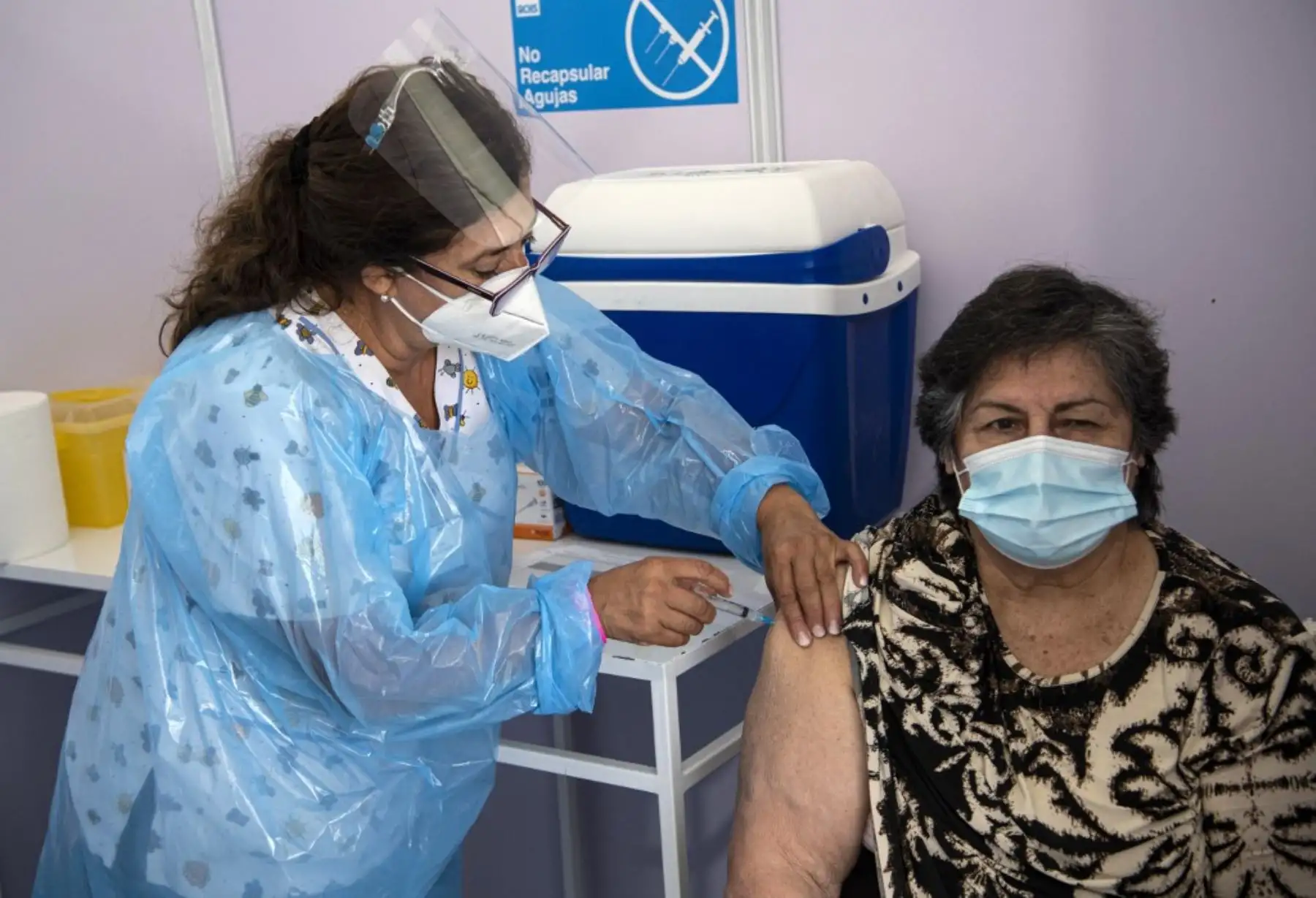 Un trabajador de la salud administra una dosis de la vacuna Sinovac CoronaVac de China a una persona en un centro de vacunación montado en el Estadio Bicentenario en Santiago, mientras comienza una campaña masiva de vacunación contra el nuevo coronavirus, covid-19, en Chile, el 3 de febrero de 2021. Foto: AFP