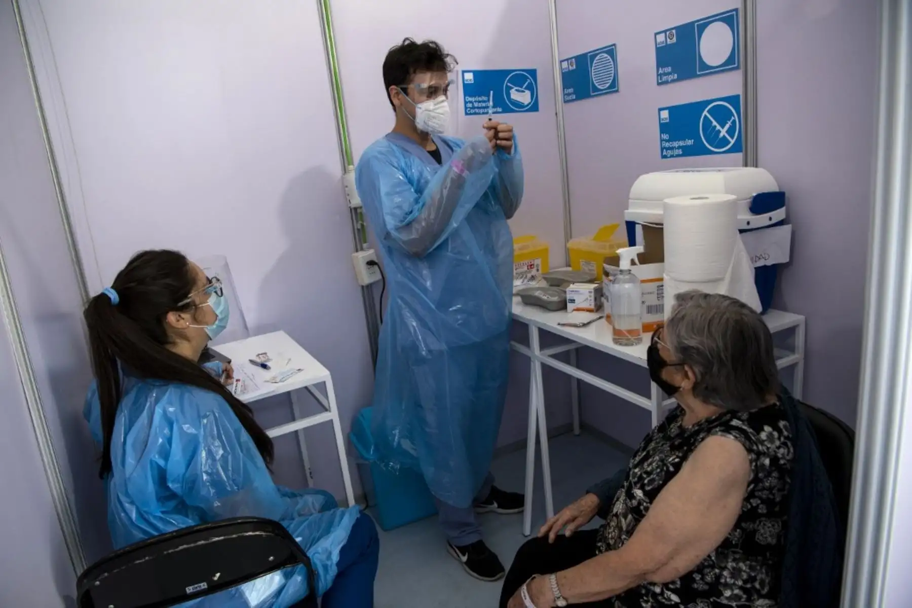 Un trabajador de la salud prepara una dosis de la vacuna Sinovac CoronaVac de China para una persona en un centro de vacunación montado en el Estadio Bicentenario en Santiago, mientras comienza una campaña masiva de vacunación contra el nuevo coronavirus, covid-19, en Chile, el 3 de febrero de 2021. Foto: AFP
