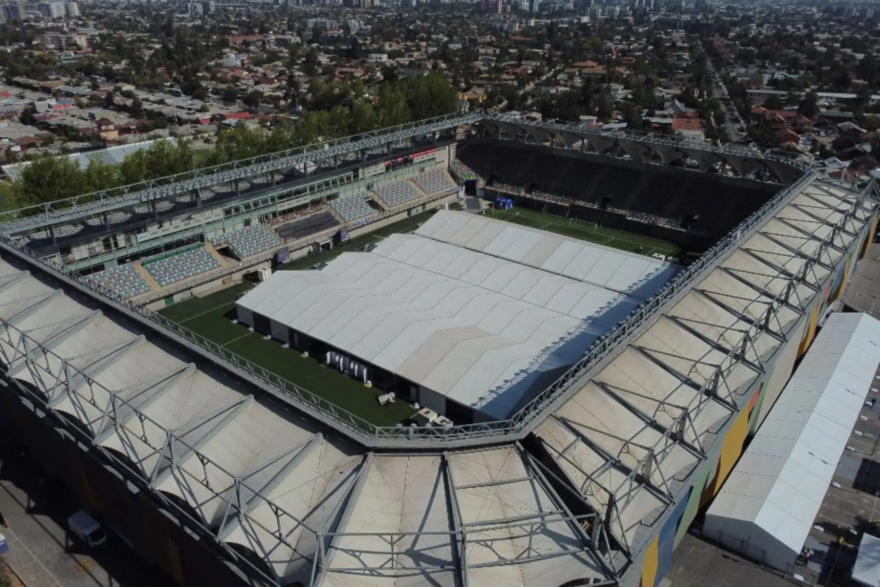 Vista aérea del centro de vacunación montado en el Estadio Bicentenario de Santiago, como inicio de una campaña masiva de vacunación contra el nuevo coronavirus, covid-19, en Chile, el 3 de febrero de 2021. Foto: AFP