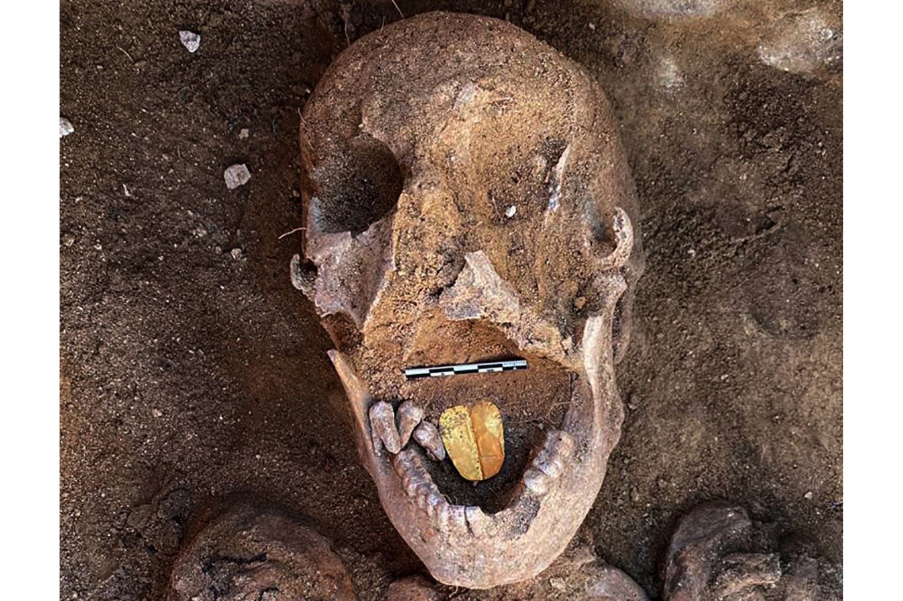 Una imagen distribuida publicada por el Ministerio de Turismo y Antigüedades de Egipto, muestra máscaras de mármol que datan de las épocas griega y romana descubiertas en el Templo Taposiris Magna en el oeste de Alejandría. Foto: AFP