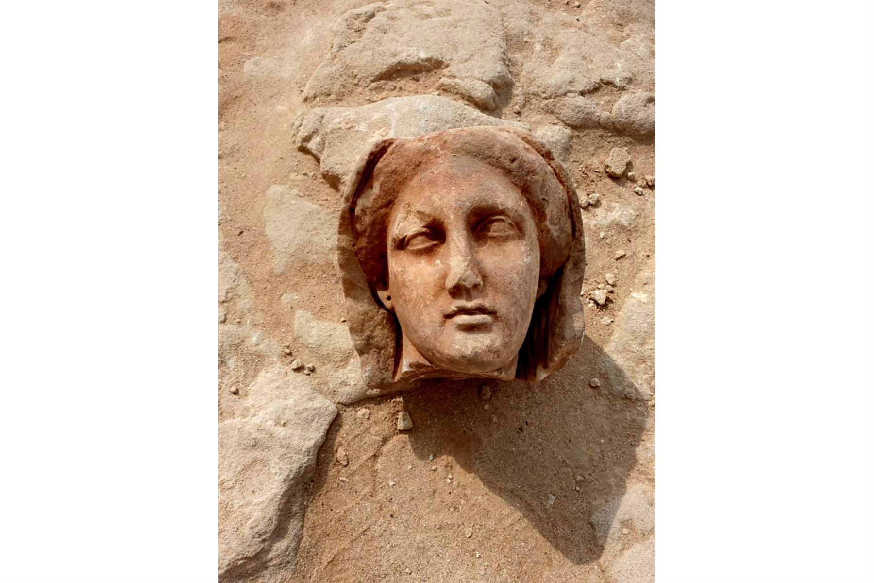 Una imagen distribuida publicada por el Ministerio de Turismo y Antigüedades de Egipto, muestra un artefacto descubierto en el Templo Taposiris Magna en el oeste de Alejandría. Foto: AFP