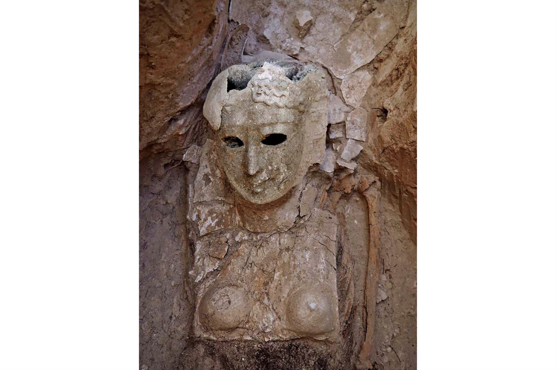 Una imagen distribuida publicada por el Ministerio de Turismo y Antigüedades de Egipto, muestra los restos de un cartonaje que encerraba una momia femenina encontrada en las tumbas descubiertas en el Templo Taposiris Magna en el oeste de Alejandría. Foto: AFP