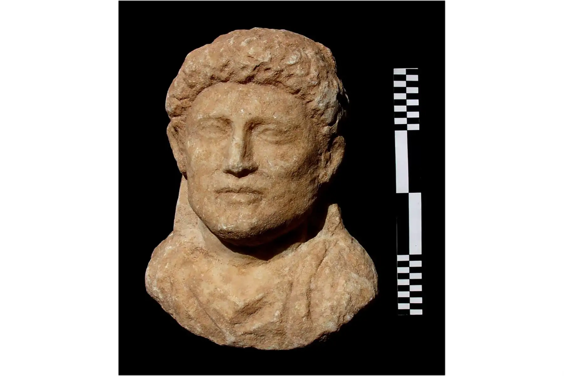 Una imagen distribuida publicada por el Ministerio de Turismo y Antigüedades de Egipto, muestra los restos de un cartonaje que encerraba una momia femenina encontrada en las tumbas descubiertas en el Templo Taposiris Magna en el oeste de Alejandría. Foto: AFP