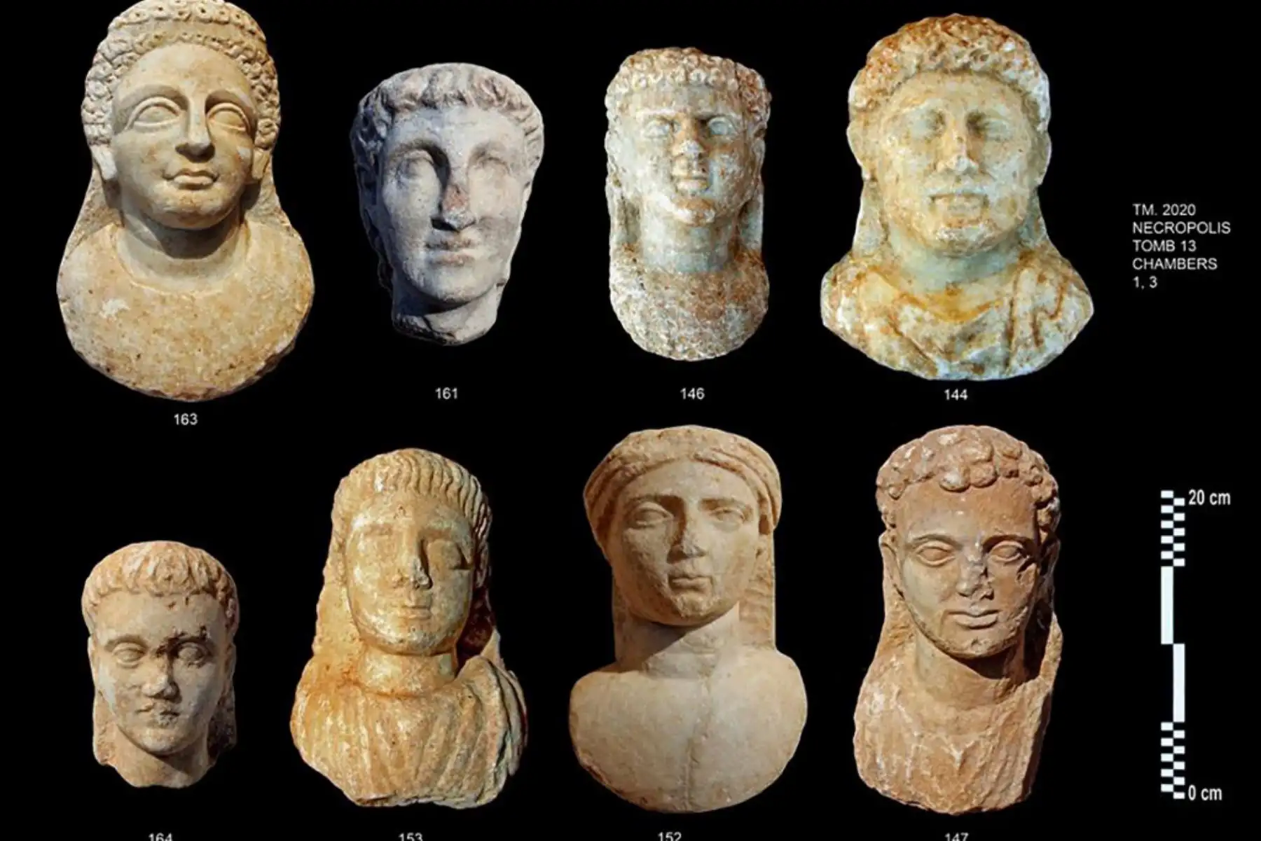 Una imagen distribuida publicada por el Ministerio de Turismo y Antigüedades de Egipto, muestra los restos de un cartonaje que encerraba una momia femenina encontrada en las tumbas descubiertas en el Templo Taposiris Magna en el oeste de Alejandría. Foto: AFP