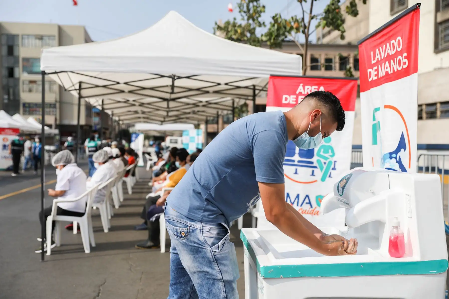 A través de Sisol Salud, la Municipalidad de Lima continúa llevando sus servicios de salud a cientos de vecinos con la campaña Lima Te Cuida. Esta semana los beneficiados con esta iniciativa, que busca generar espacios libres de COVID-19, son los comerciantes de los distintos mercados de la capital.