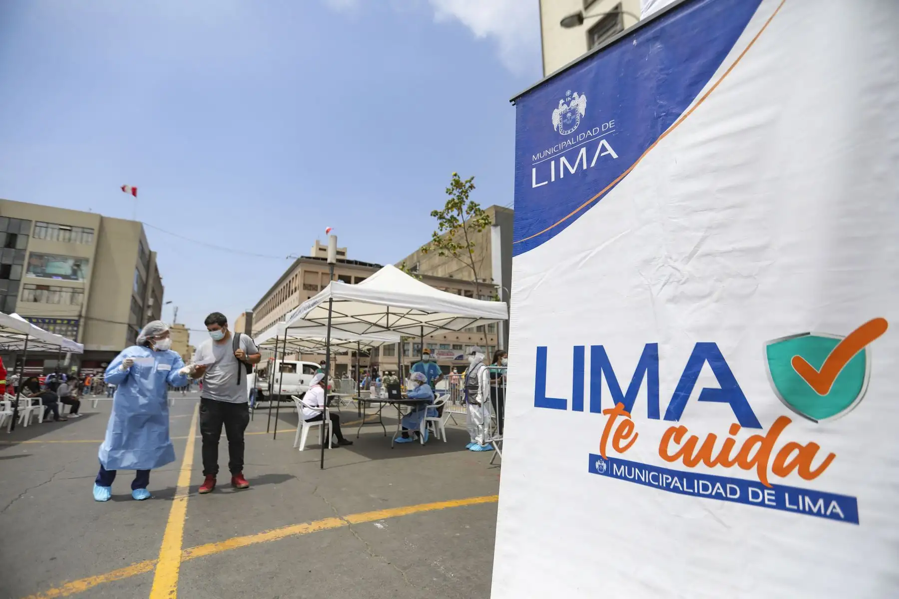 A través de Sisol Salud, la Municipalidad de Lima continúa llevando sus servicios de salud a cientos de vecinos con la campaña Lima Te Cuida. Esta semana los beneficiados con esta iniciativa, que busca generar espacios libres de COVID-19, son los comerciantes de los distintos mercados de la capital.