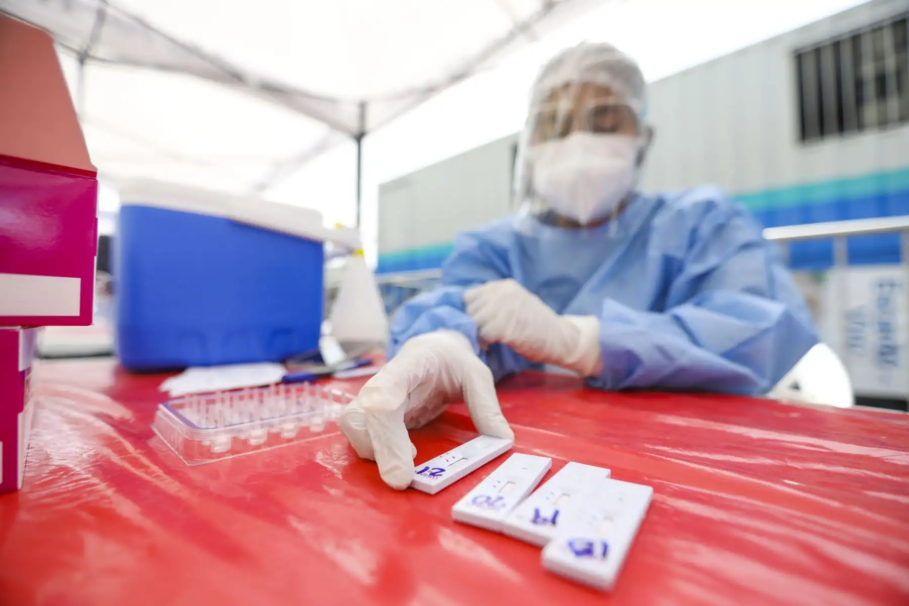A través de Sisol Salud, la Municipalidad de Lima continúa llevando sus servicios de salud a cientos de vecinos con la campaña Lima Te Cuida. Esta semana los beneficiados con esta iniciativa, que busca generar espacios libres de COVID-19, son los comerciantes de los distintos mercados de la capital.