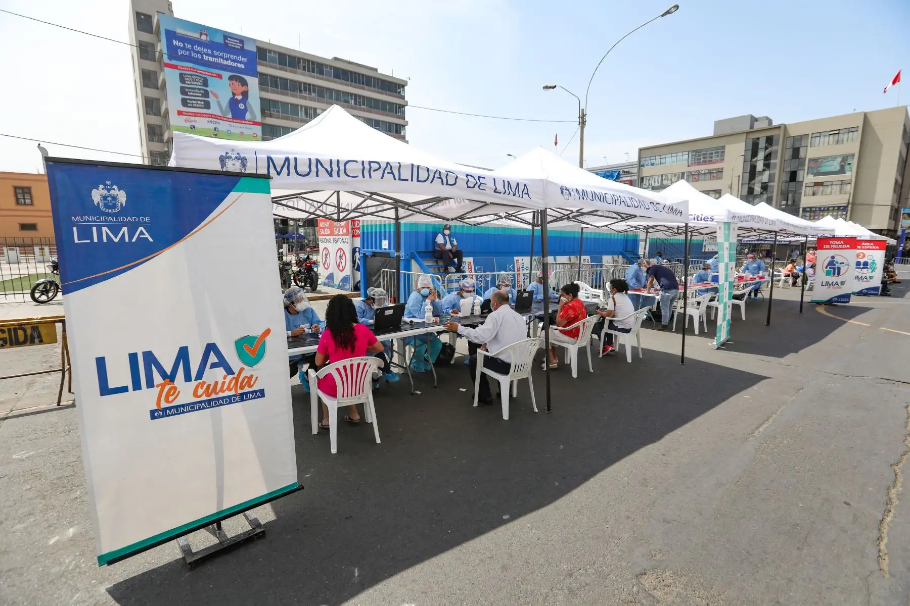 A través de Sisol Salud, la Municipalidad de Lima continúa llevando sus servicios de salud a cientos de vecinos con la campaña Lima Te Cuida. Esta semana los beneficiados con esta iniciativa, que busca generar espacios libres de COVID-19, son los comerciantes de los distintos mercados de la capital.