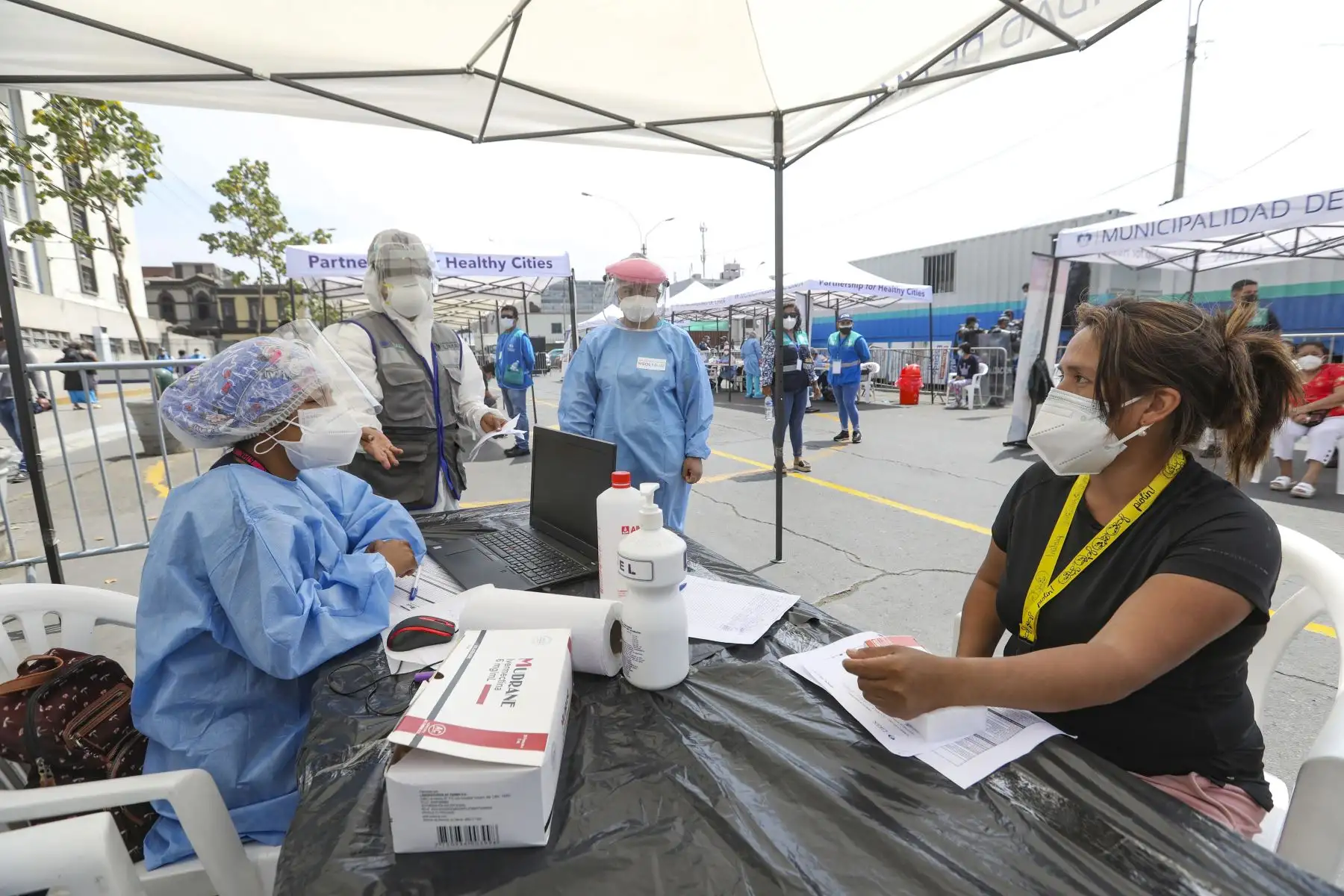 A través de Sisol Salud, la Municipalidad de Lima continúa llevando sus servicios de salud a cientos de vecinos con la campaña Lima Te Cuida. Esta semana los beneficiados con esta iniciativa, que busca generar espacios libres de COVID-19, son los comerciantes de los distintos mercados de la capital.