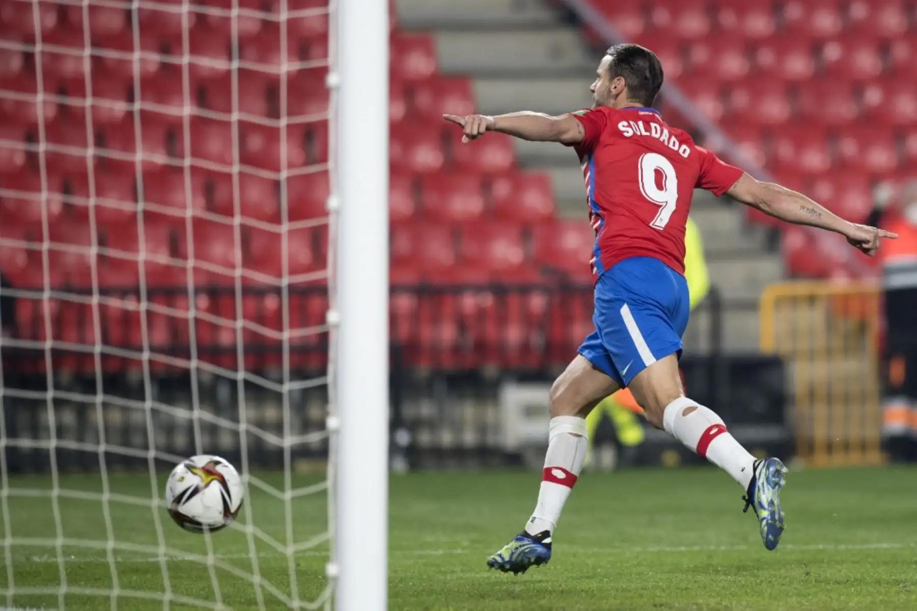 El delantero español del Granada Roberto Soldado celebra tras marcar un gol durante los cuartos de final de la Copa del Rey de España entre el Granada FC y el FC Barcelona en el estadio Nuevo Los Cármenes de Granada el 3 de febrero de 2021. Foto: AFP