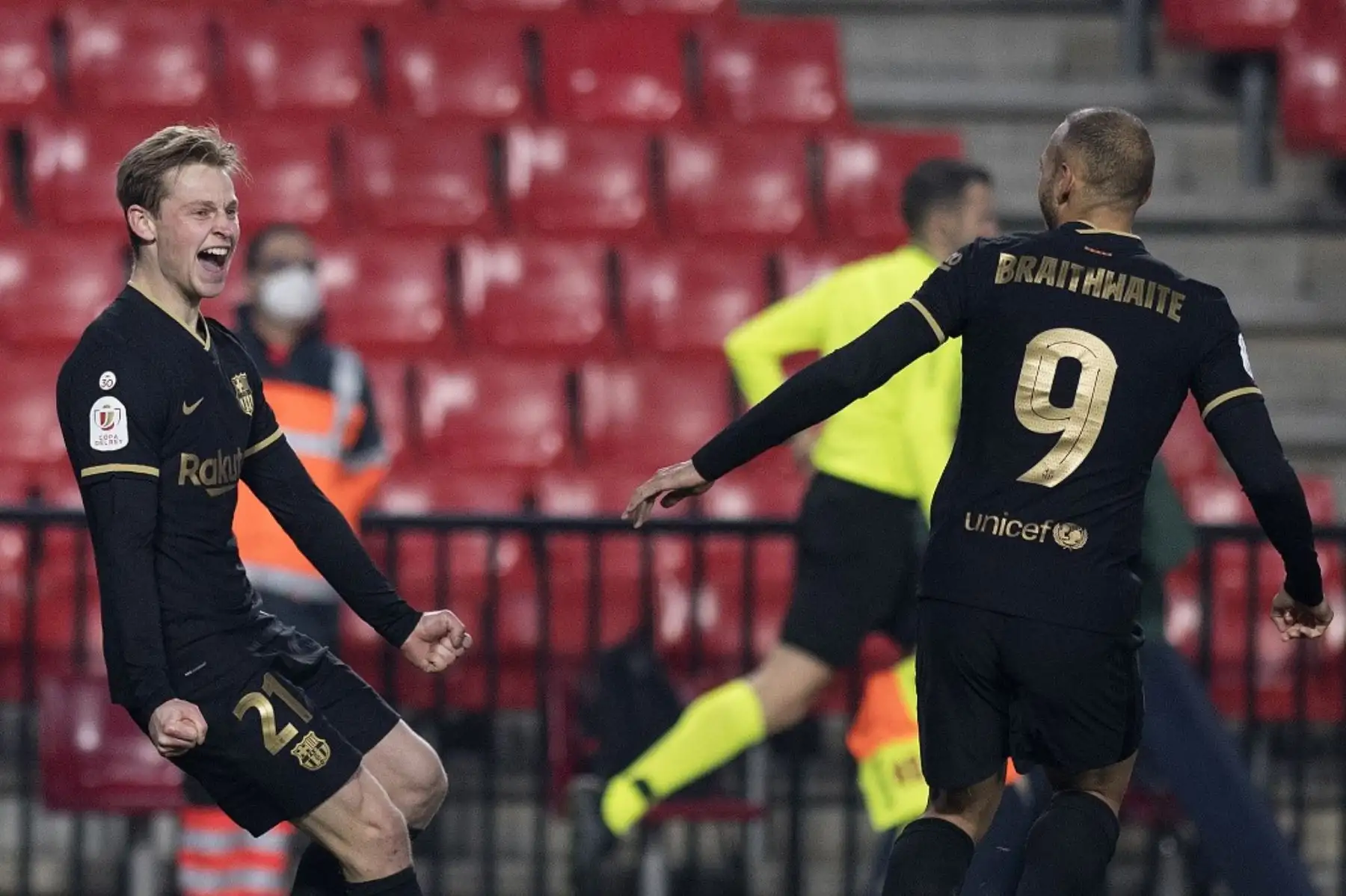 El centrocampista holandés del Barcelona Frenkie De Jong (L) celebra con el delantero danés del Barcelona Martin Braithwaite tras marcar un gol durante los cuartos de final de la Copa del Rey de España entre el Granada FC y el FC Barcelona en el estadio Nuevo Los Cármenes de Granada en febrero 3, 2021. Foto: AFP