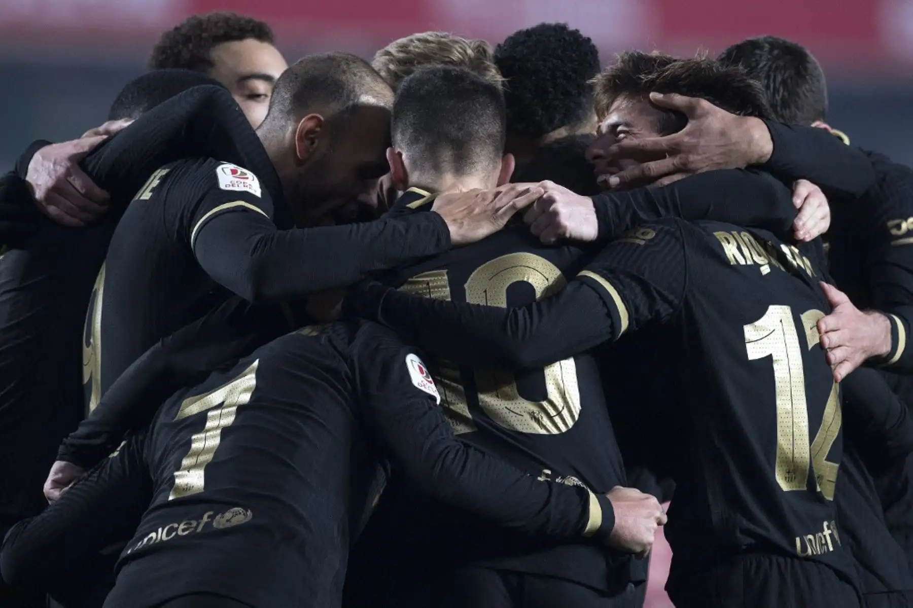 Los jugadores del Barcelona celebran tras marcar un gol durante los cuartos de final de la Copa del Rey de España entre el Granada FC y el FC Barcelona en el estadio Nuevo Los Cármenes de Granada el 3 de febrero de 2021. Foto: AFP