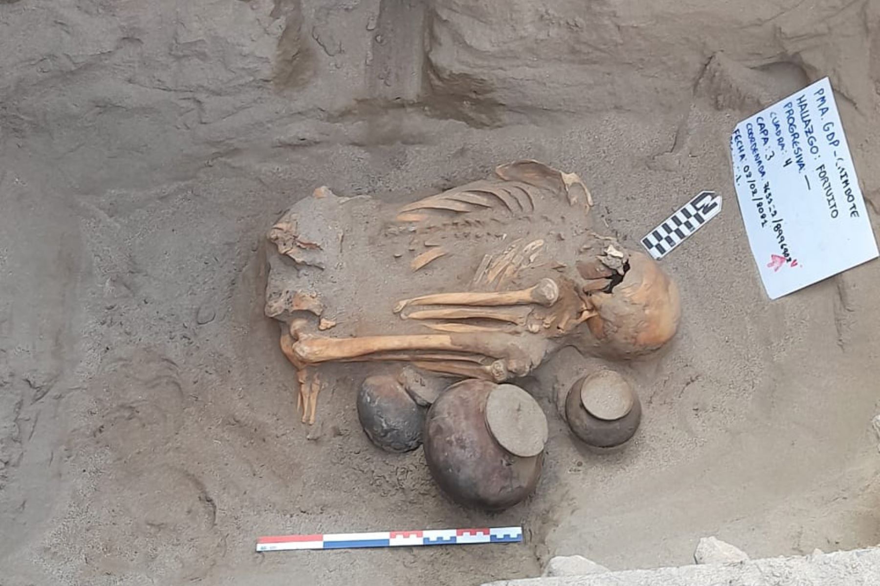 En el pueblo joven Bolívar, en Chimbote, fueron hallados los restos óseos de un personaje en posición cúbito ventral flexionado, asociado a tres vasijas.