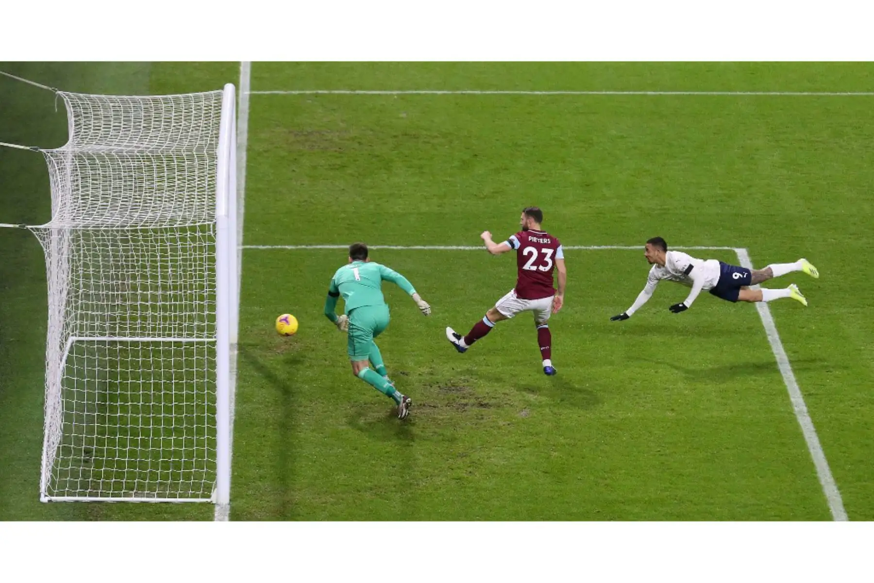 El delantero brasileño del Manchester City, Gabriel Jesus, marca el gol de apertura más allá del portero inglés de Burnley Nick Pope durante el partido de fútbol de la Premier League inglesa entre Burnley y Manchester City en Turf Moor en Burnley, noroeste de Inglaterra el 3 de febrero de 2021. Foto: AFP