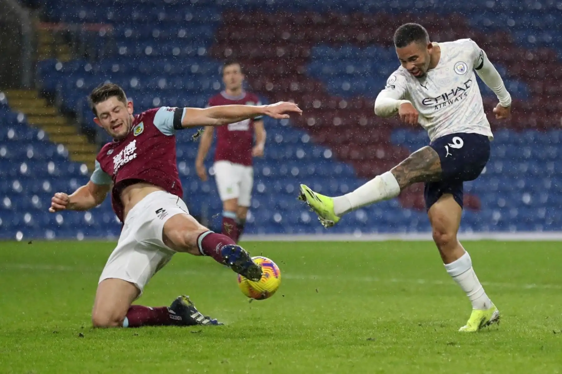 El defensa inglés del Burnley James Tarkowski bloquea un disparo del delantero brasileño del Manchester City Gabriel Jesus durante el partido de fútbol de la Premier League inglesa entre Burnley y Manchester City en Turf Moor en Burnley, noroeste de Inglaterra. Foto: AFP