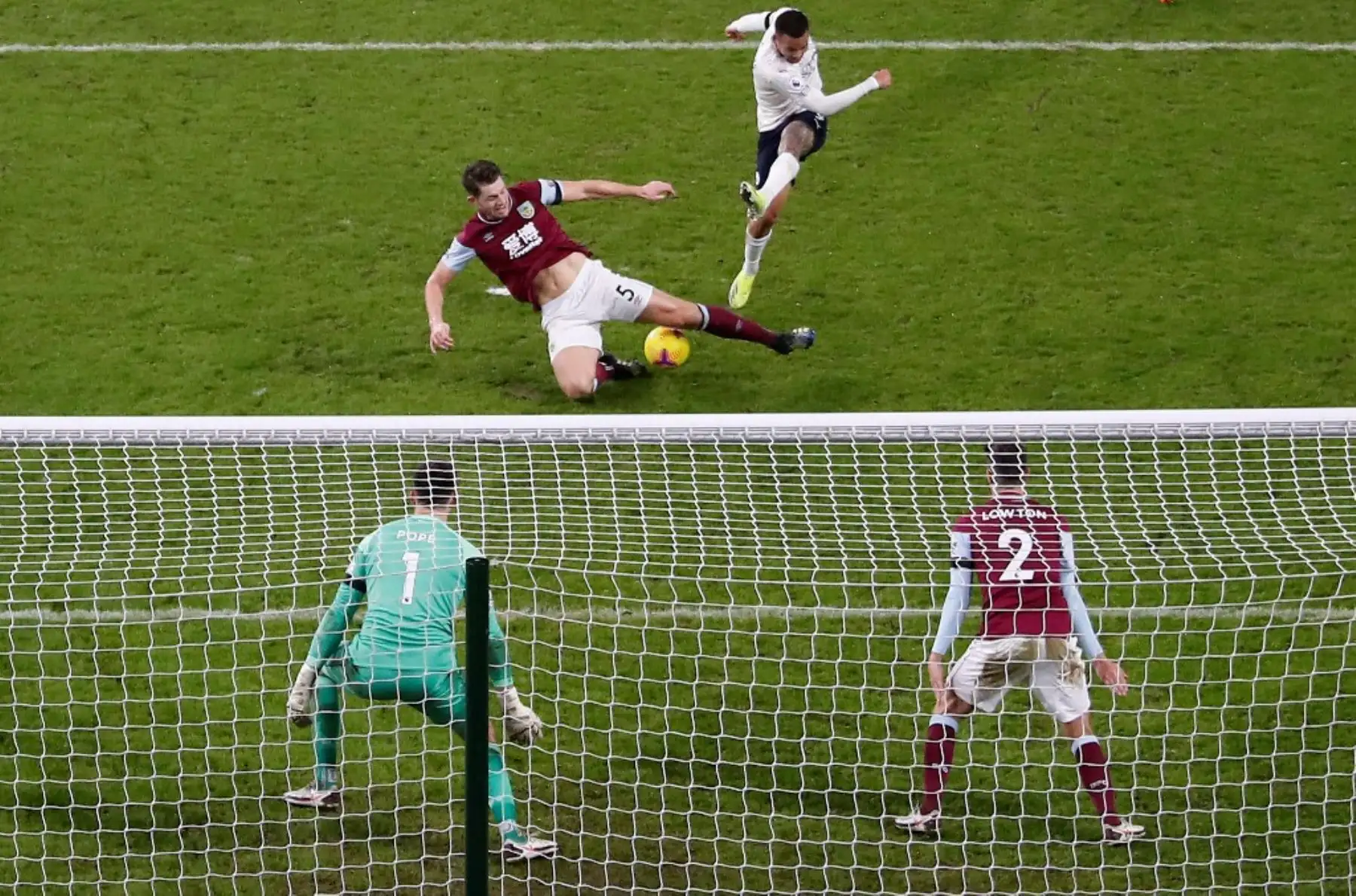 El defensa inglés del Burnley James Tarkowski bloquea un disparo del delantero brasileño del Manchester City Gabriel Jesus durante el partido de fútbol de la Premier League inglesa entre Burnley y Manchester City en Turf Moor en Burnley, noroeste de Inglaterra, el 3 de febrero de 2021. Foto: AFP