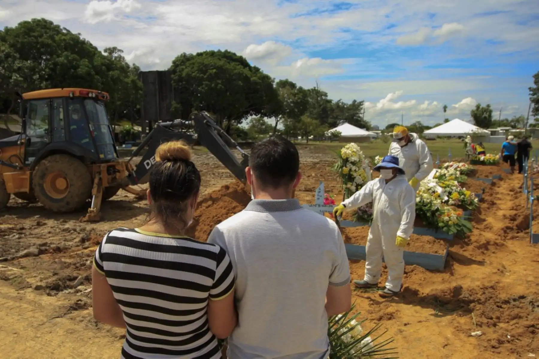 Familiares de una víctima de covid-19 asisten al funeral en el cementerio de Nossa Senhora Aparecida en Manaus, estado de Amazonas, Brasil, en medio de la pandemia del nuevo coronavirus. Foto: AFP