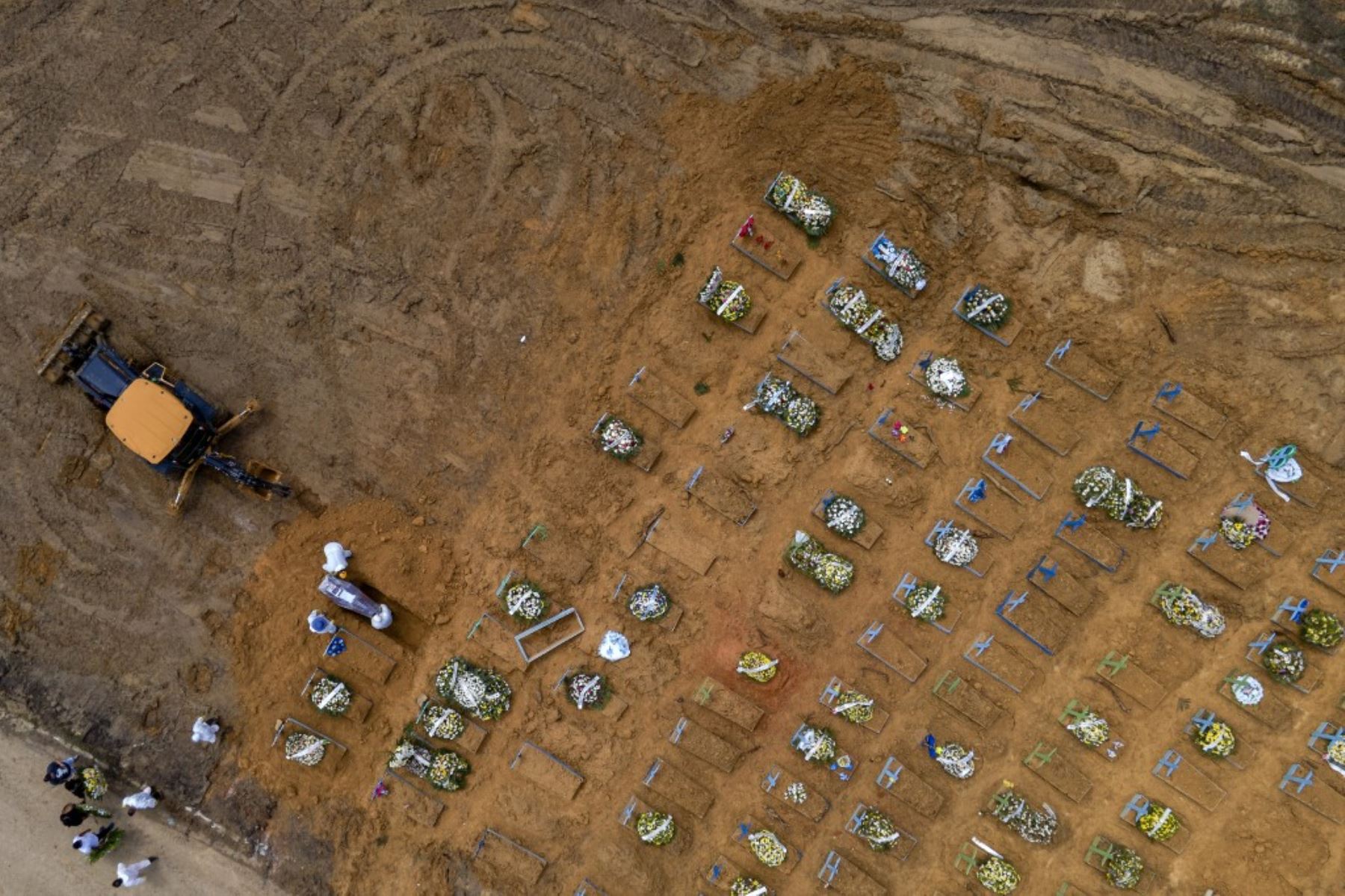 Vista aérea que muestra un tractor cavando fosas en una nueva zona de Nossa Senhora Aparecida, donde están enterradas las víctimas del covid-19, en Manaus, Brasil. Foto: AFP
