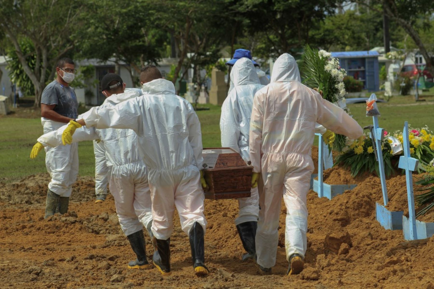 Los sepultureros llevan el ataúd de una víctima de covid-19 en el cementerio de Nossa Senhora Aparecida en Manaus, estado de Amazonas, Brasil. Foto: AFP
