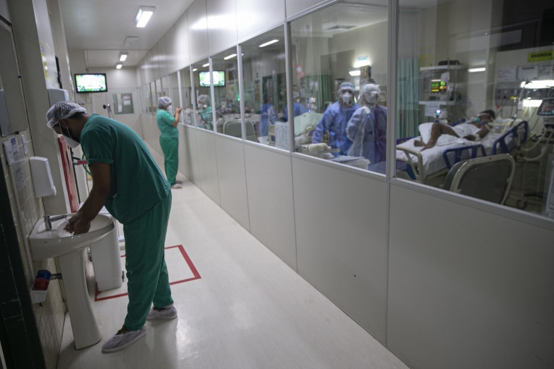 Trabajadores de la salud atienden a pacientes con coronavirus en la unidad de UCI del Hospital Público Regional de Baixo Amazonas en Santarem, estado de Pará, Brasil. Foto: AFP