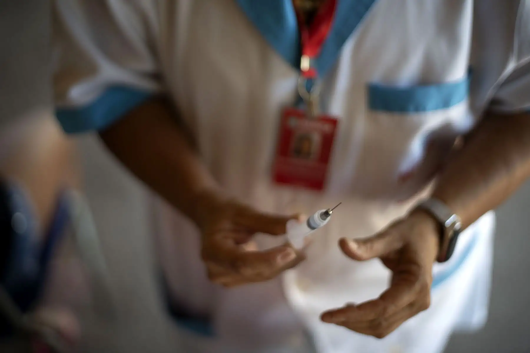 Un profesional de la salud prepara una vacuna CoronaVac de Sinovac Biotech contra COVID-19 en el campamento de la tribu Sao Mata Verde Bonita, en tierra indígena guaraní, en la ciudad de Marica, estado de Río de Janeiro, Brasil. Foto: AFP