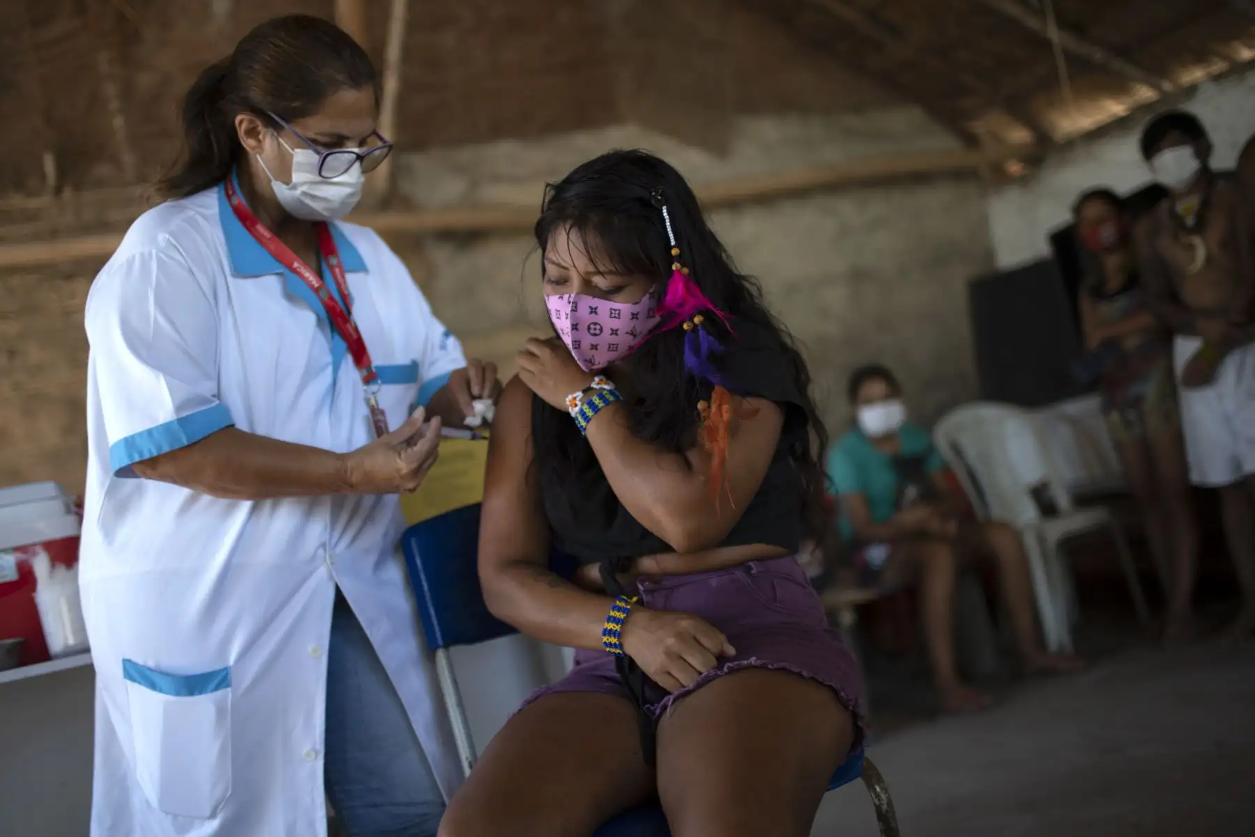 Una mujer indígena guaraní es inoculada con la vacuna CoronaVac de Sinovac Biotech contra COVID-19 en el campamento de la tribu Sao Mata Verde Bonita, en tierra indígena guaraní, en la ciudad de Marica, estado de Río de Janeiro, Brasil. Foto: AFP