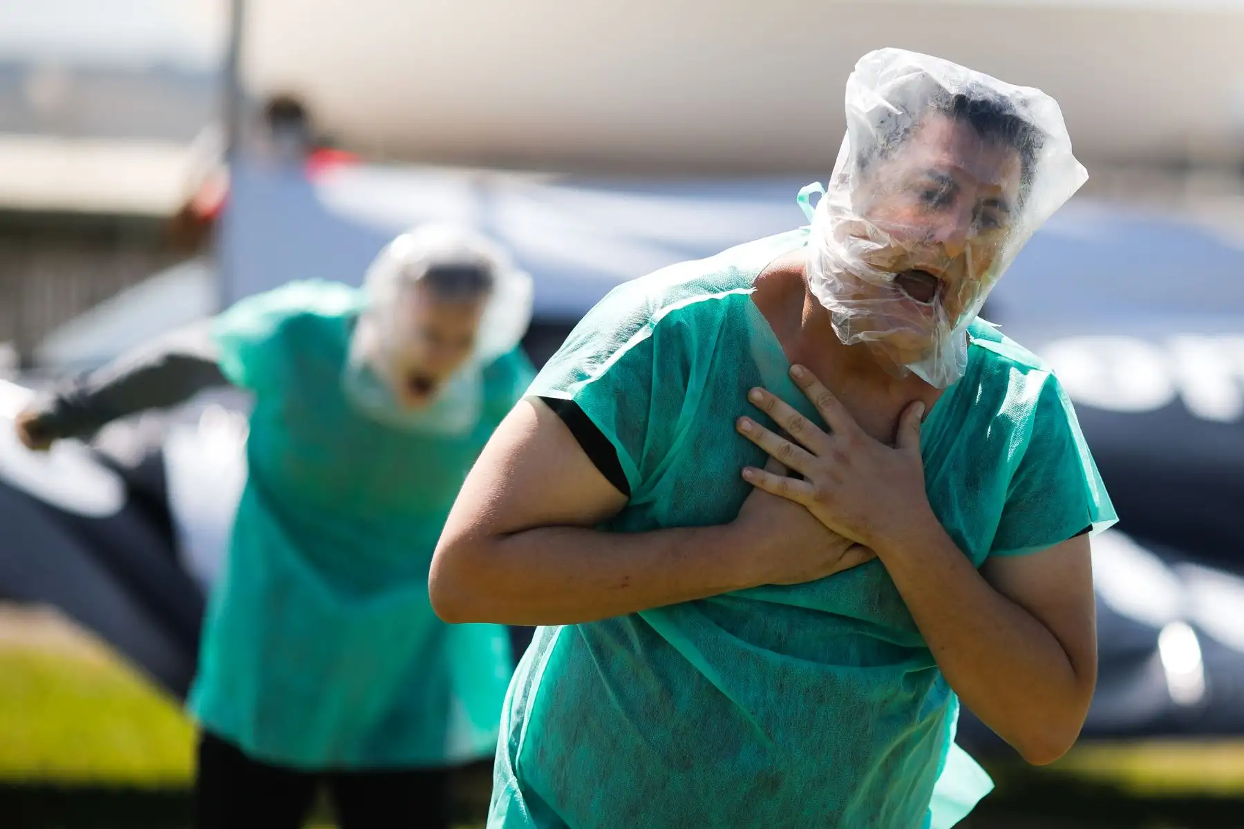 Manifestantes que representan a pacientes sin oxígeno participan en una protesta contra el presidente brasileño Jair Bolsonaro y su manejo de la crisis de la enfermedad por coronavirus, COVID-19, en Brasilia. Foto: AFP