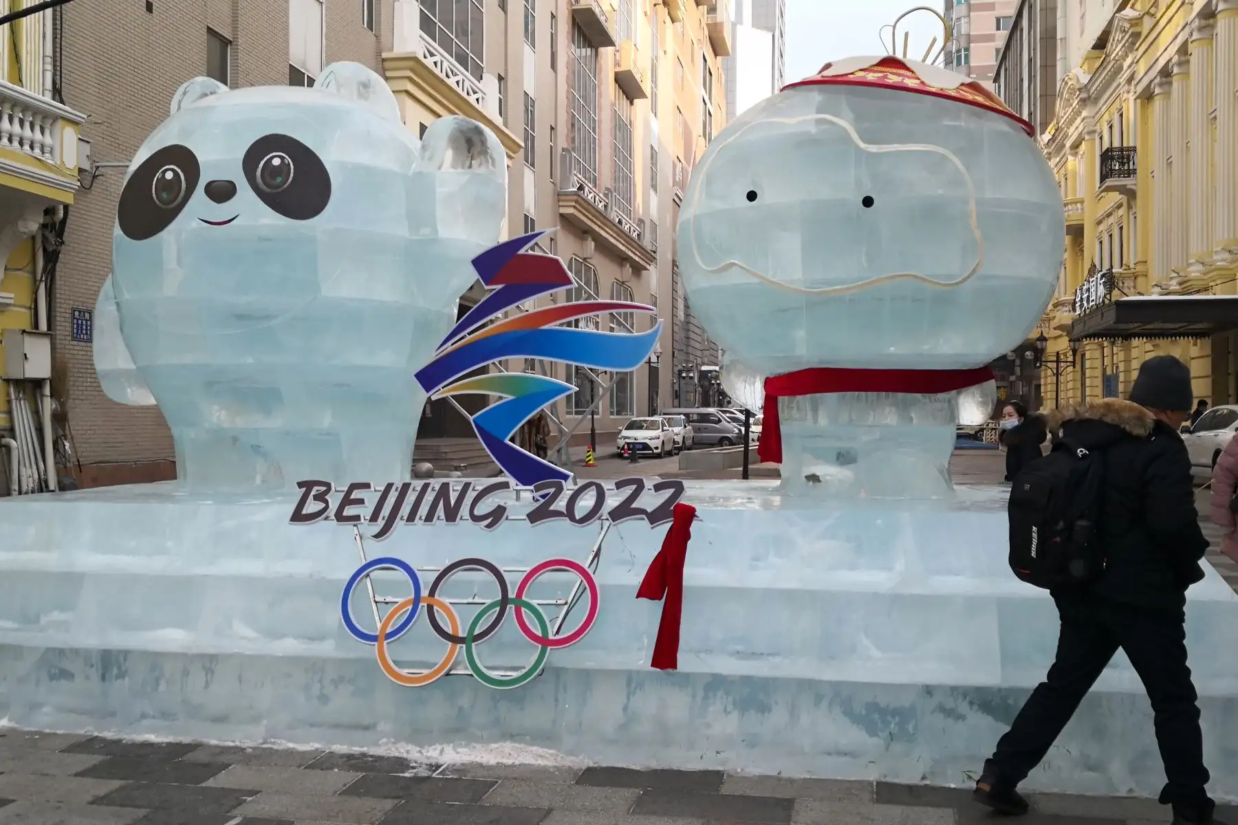 Una escultura de hielo de la mascota oficial de los Juegos Olímpicos y Paralímpicos de Invierno de Beijing 2022 llamada Bing Dwen Dwen, en una calle de Harbin, en la provincia nororiental de Heilongjiang. Foto: AFP