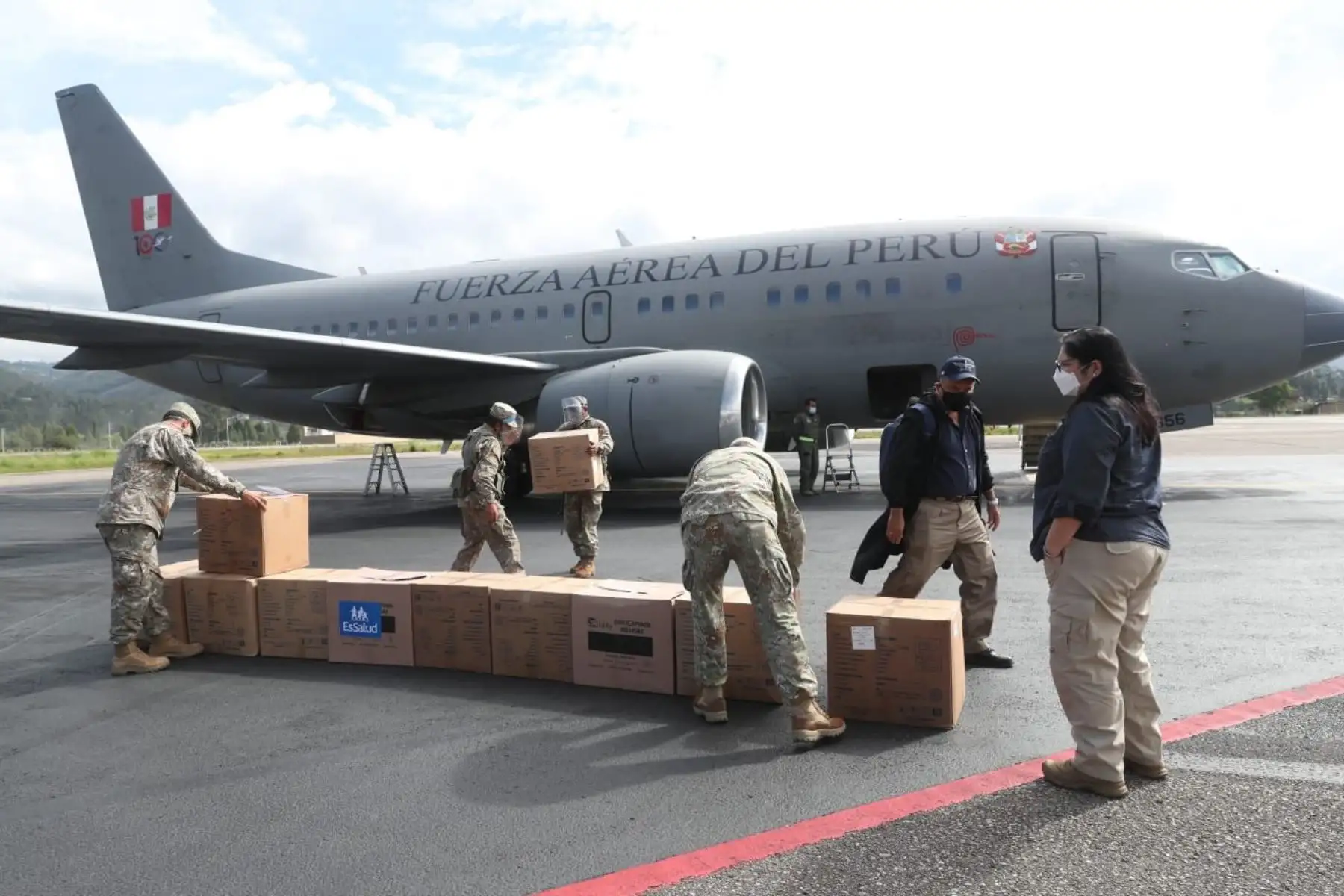 Ministra de Defensa, Nuria Esparch llega a Cajamarca con medicinas y 1800 kilos de equipos de protección personal para combatir el covid-19.

Foto: ANDINA/MINDEF