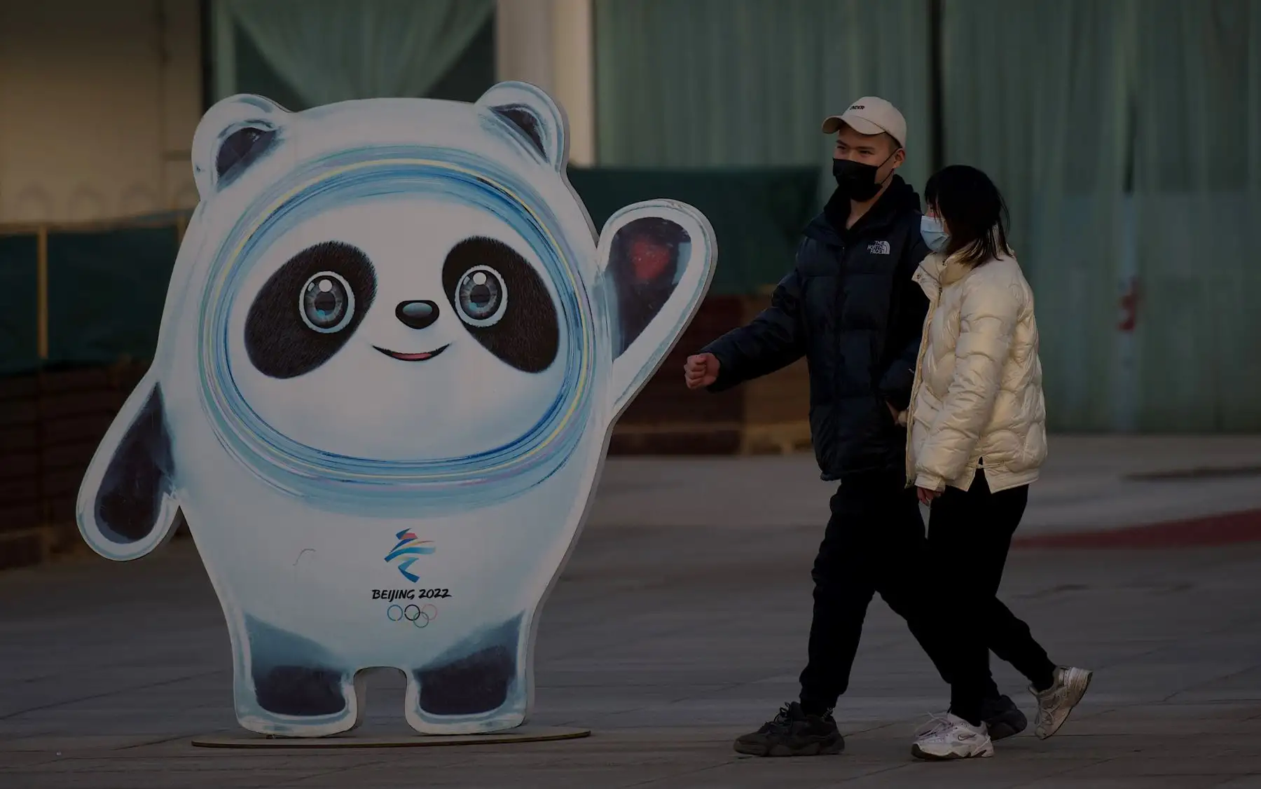 La gente pasa junto a la mascota panda llamada Bing Dwen Dwen cerca del estadio Birdís Nest, sede de las ceremonias de apertura y clausura de los Juegos Olímpicos de Invierno de 2022. Foto: AFP