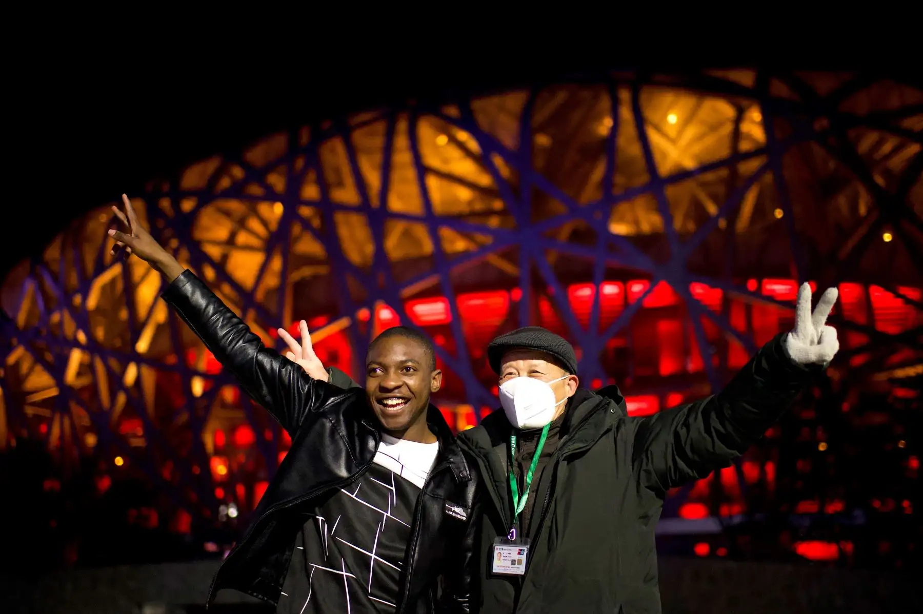 La gente posa para una foto frente al estadio Birdís Nest, sede de las ceremonias de apertura y clausura de los Juegos Olímpicos de Invierno de 2022, en Beijing, un año antes de la apertura de los Juegos el 4 de febrero de 2022. Foto: AFP
