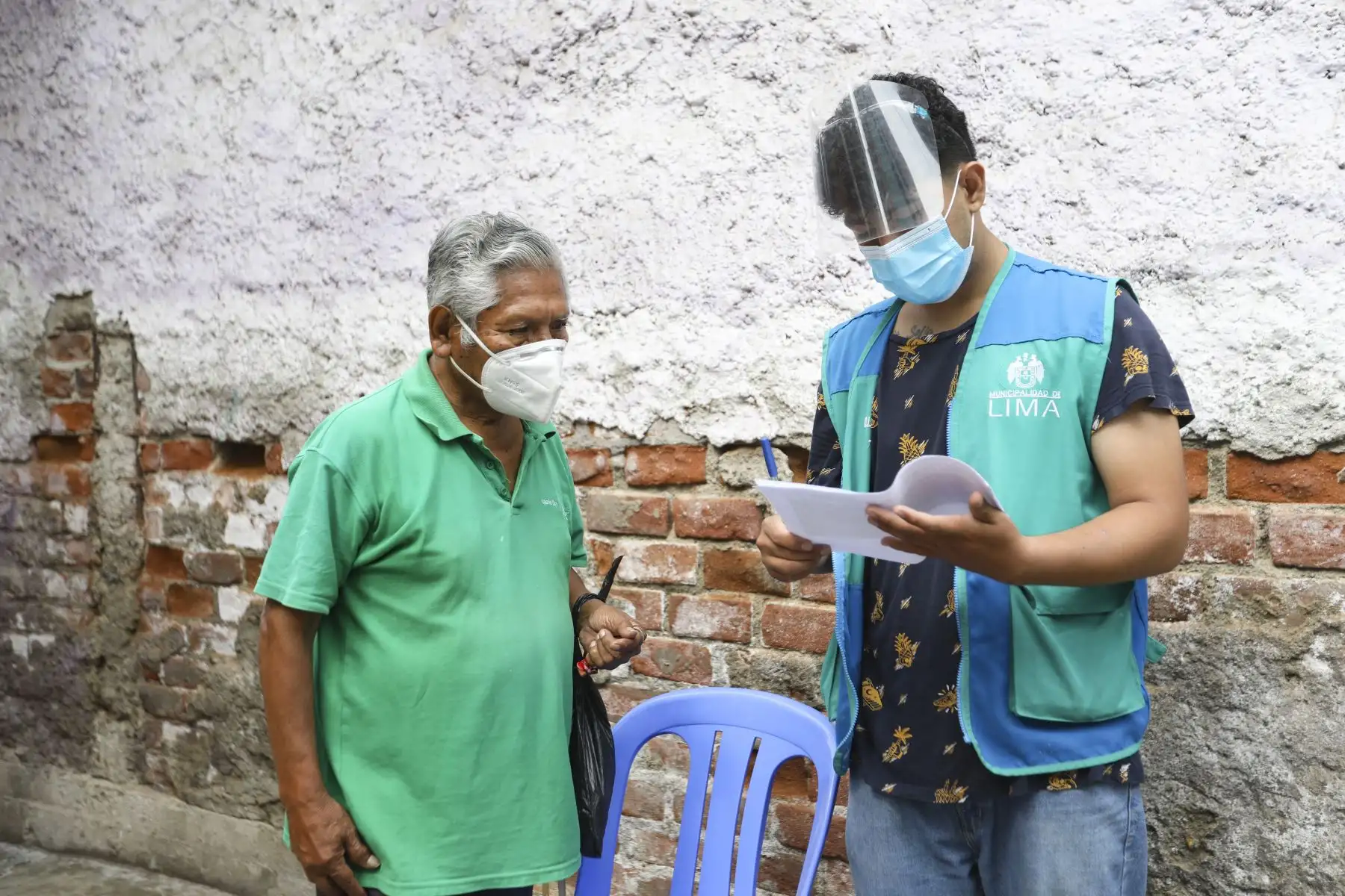 Los adultos mayores en estado de vulnerabilidad vienen siendo atendidos por la Municipalidad de Lima durante el actual confinamiento, a través de la entrega de canastas con víveres como apoyo para sus familias. Foto: ANDINA/Municipalidad de Lima