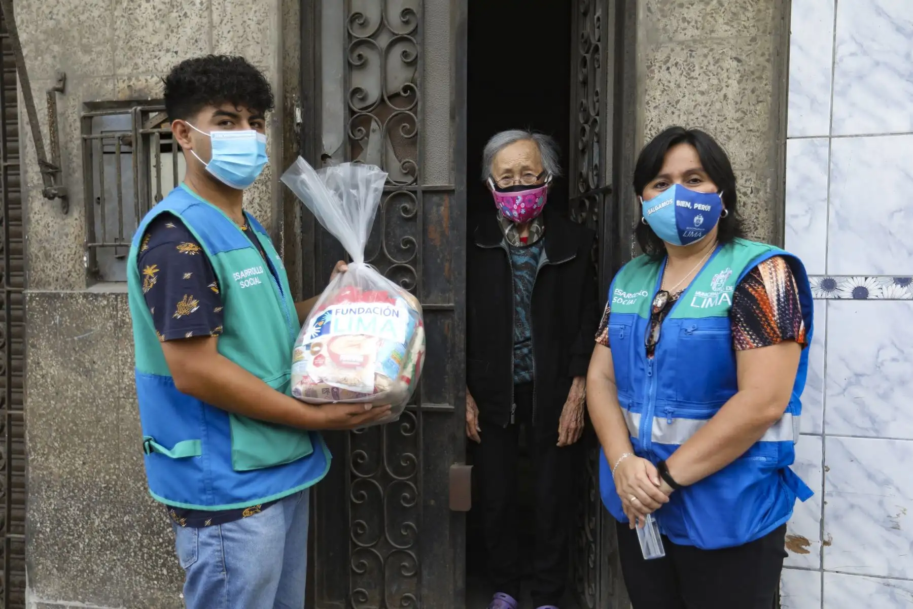 Los adultos mayores en estado de vulnerabilidad vienen siendo atendidos por la Municipalidad de Lima durante el actual confinamiento, a través de la entrega de canastas con víveres como apoyo para sus familias. Foto: ANDINA/Municipalidad de Lima