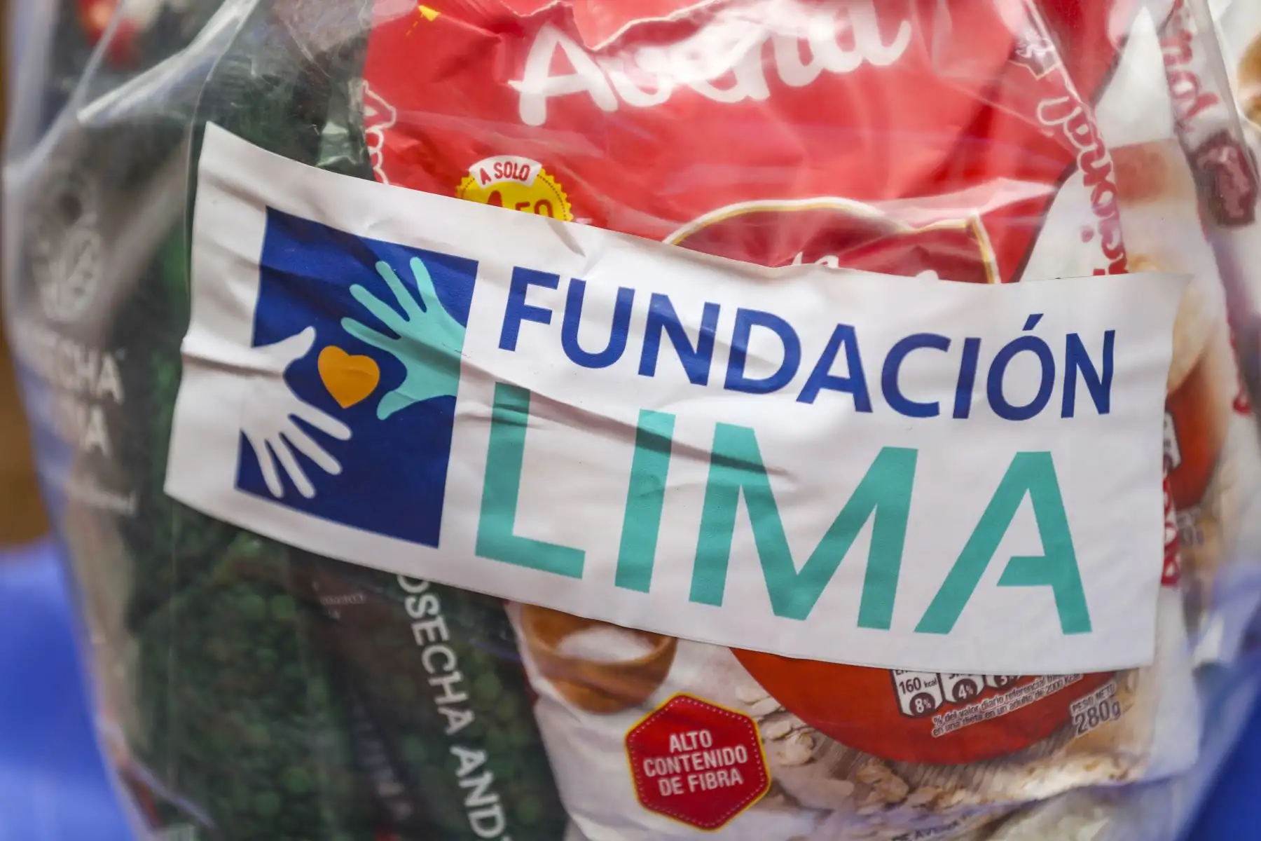 Los adultos mayores en estado de vulnerabilidad vienen siendo atendidos por la Municipalidad de Lima durante el actual confinamiento, a través de la entrega de canastas con víveres como apoyo para sus familias. Foto: ANDINA/Municipalidad de Lima