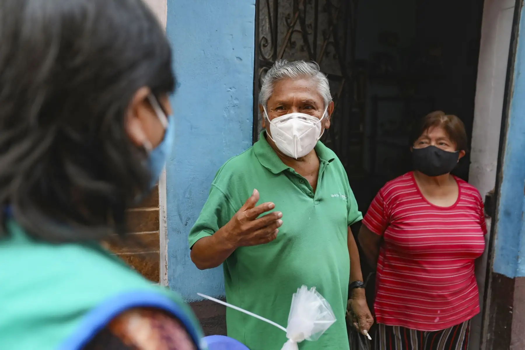 Los adultos mayores en estado de vulnerabilidad vienen siendo atendidos por la Municipalidad de Lima durante el actual confinamiento, a través de la entrega de canastas con víveres como apoyo para sus familias. Foto: ANDINA/Municipalidad de Lima